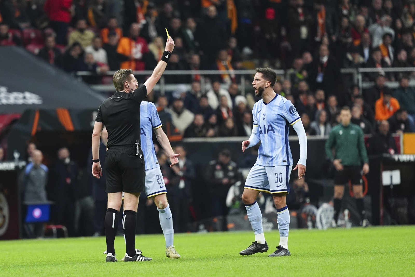 Engin Kehale: Skor tabelasının, oyunu yansıtmadığı bir 90 dakikaydı. Rakibin sakat stoperleri nedeniyle sahada olan B planı ikilisini tüketti Galatasaray. Topu Draguşin’e yönlendirdi. Onun hatalarından da sert ve yoğun baskıyla pozisyonlar buldu. Rakamları anlatmaya nereden başlayalım? İlk yarıdaki 11’e 1 şut üstünlüğünden mi? Yoksa aynı bölümde %57 topa sahip olma ve rakip ceza sahasında rakibi sadece 4’te tutup sarı kırmızılıların hanesinde 14 yazmasından mı? İkinci yarının ilk 15 dakikasında atılan 9 şuttan mı yoksa rakibin maçı 4 şutla tamamlamasından mı? Gerçekten inanılmaz rakamlar. Osimhen'e değinmeden olmaz. Nijeryalı adeta bir canavar. 2 gol attı, 5 atmış olsa şaşırtmazdı. Baskının onla başlaması da Galatasaray’ın etkinliğinin temel nedenlerinden biriydi. Elit golcü ile Avrupa macerası başka oluyormuş, anladık. Tüm bu güzellemelerin sonunda ise maç sonundaki endişe var. İcardi’nin sakatlığı ve bu kadar baskın bir maçın tek farkla, son dakikalarında hafif stresle bitmesi gecenin olumsuz yanlarıydı. Okan Buruk ve Galatasaray, hedefi artık ligdeki ilk 8 basamaktan Avrupa Ligi’ndeki ilk 4 ve ötesine taşıyabilir. (Hürriyet)