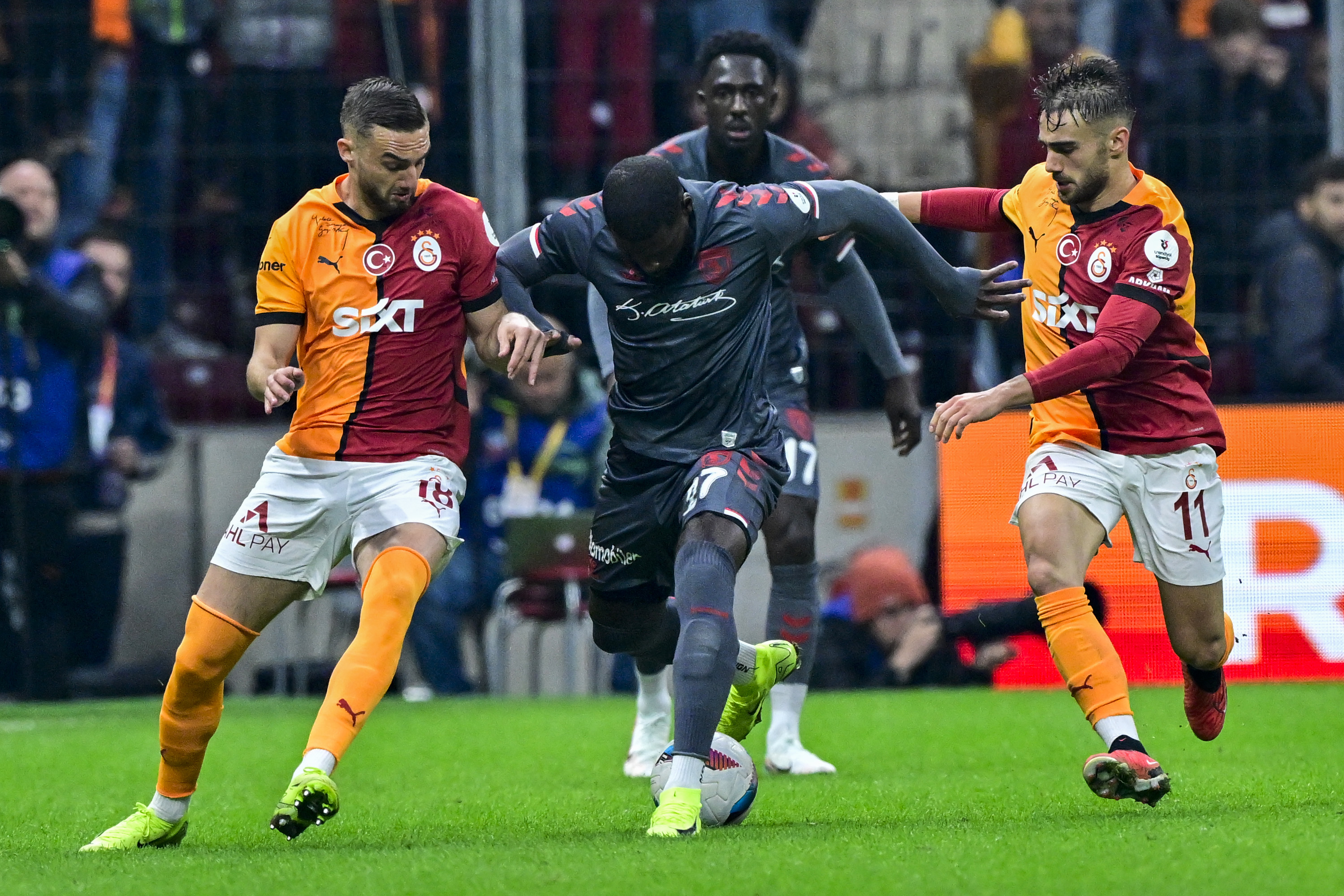 Bülent Timurlenk: 22 golün 18'ini ikinci yarılarda atmış tam bir geri dönüş canavarı olan Samsun, Tottenham yorgunu G.Saray'a mutlaka sorun çıkaracaktı. İlk yarıda Torreira'nın pozisyonuna penaltı diyenlerden biri, Halil Umut Meler'i de devre arasında bilgilendirmiş olabilir. Davinson'un ikili mücadelesine çaldığı penaltının başka açıklaması yok. 1-1 sonrası oyun Samsun lehine akabilirdi. Okan'ın kontrol edemediği ve Osimhen'in kafasından gelen ikinci gol, G.Saray'a yeniden enerji yükledi. Buruk'un yerinde değişiklikleri, Batshuayi'nin golüyle gelen 2 fark ve Nelsson'un penaltısıyla korku filmine dönen 90+ dakikalar… Milli araya bundan daha güzel sonuçlarla giremezdi. (Sabah)