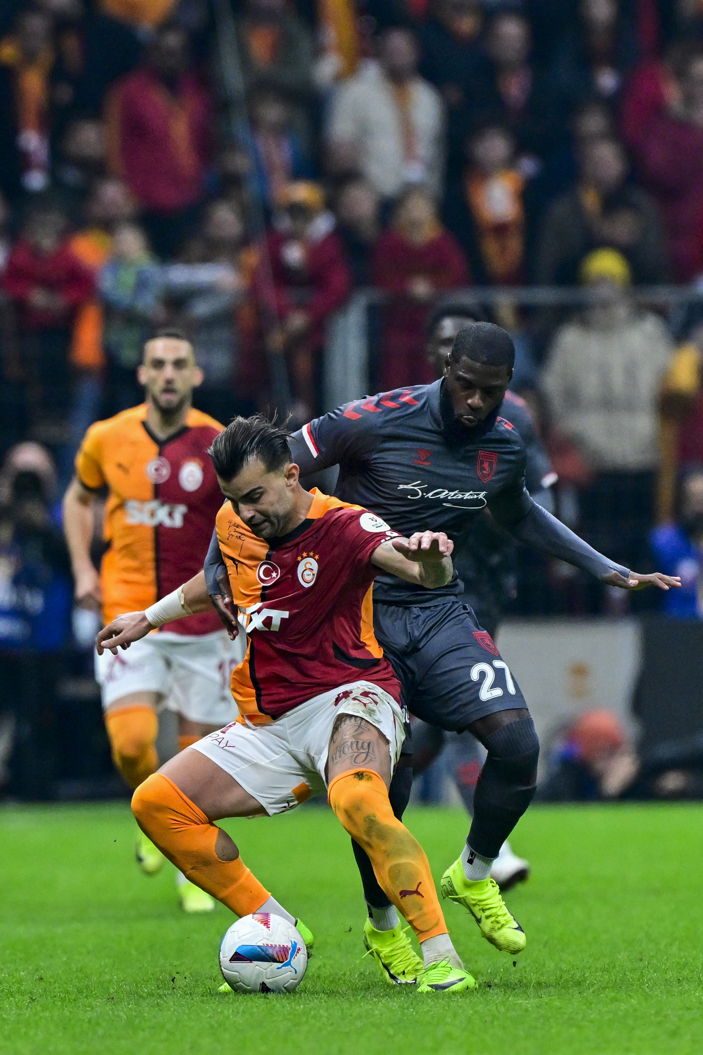 Levent Tüzemen:  İyi ki Osimhen var. İcardi'nin yokluğunda G.Saray kalan maçları sadece Batshuayi ile götürmekte zorlanırdı. Osimhen'in varlığı takıma pozitif enerji veriyor, Nijeryalı yıldız egosuz bir karaktere sahip. Çok koşup çok mücadele ediyor, yardıma gidiyor. İki golü, kalitesinin ve takipçiliğinin eseri. Okan Buruk'u ligde ve Avrupa'da yenilgisiz gittiği için kutluyorum. Kendisine bir önerim var; Nelsson ile üçlü savunma oynanmaz.(Sabah)