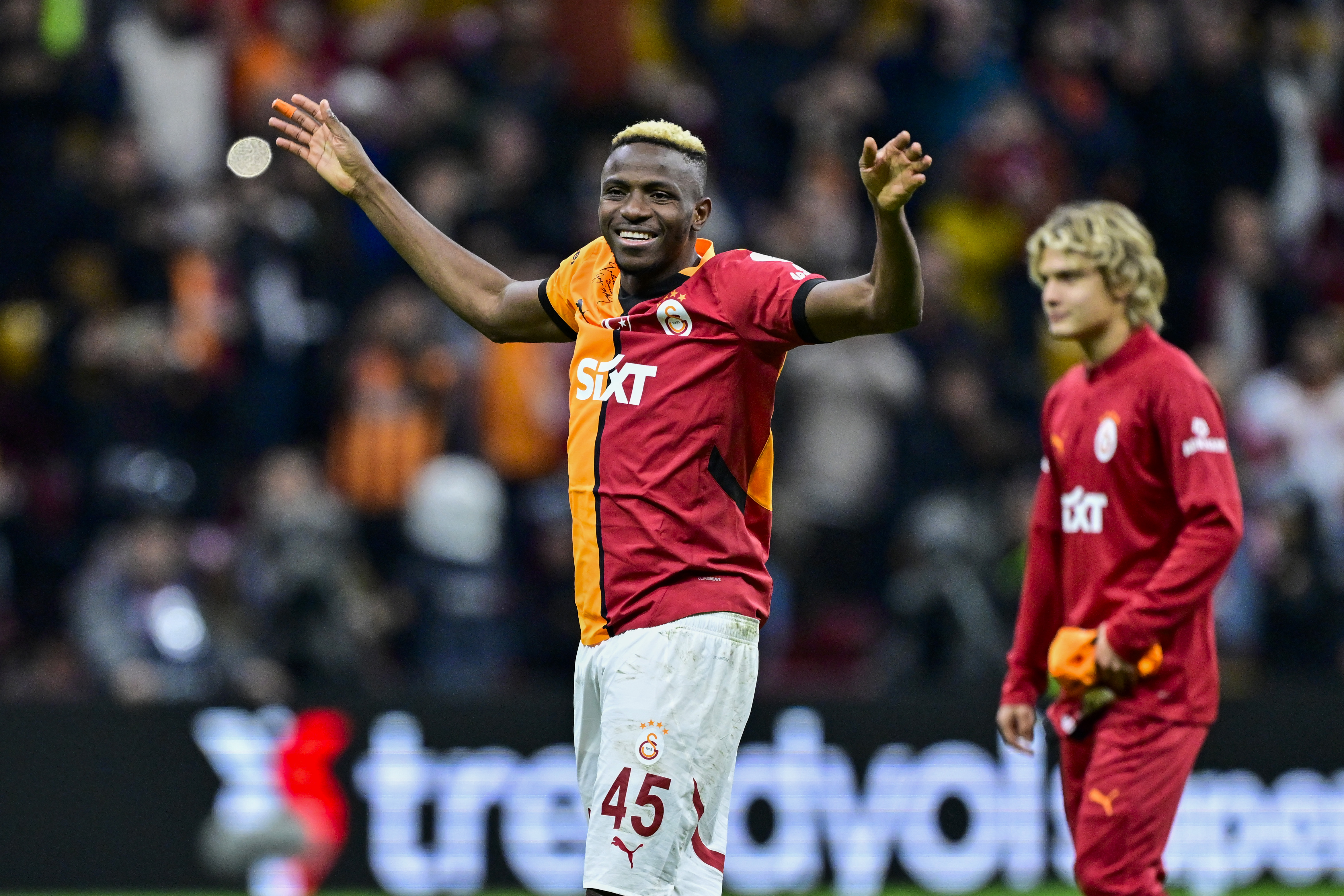 Fırat Aydınus: MHK’ye soruyorum: Halil Umut Meler’i neden Galatasaray maçına atayıp insanları zora sokuyorsunuz ve kafalarda soru işaretleri bırakıyorsunuz? Zihinsel dinlenmeye ihtiyacı olduğu apaçık ortada olan Meler’i bari Galatasaray maçlarına atamayın! Türkiye’de işler Meler adına iyi gitmiyor. Ters kararlar, ters fauller, inanılmaz disiplin ve teknik hatalar... VAR’daki Emre Kargın da o kadar acemice VAR hakemliği yaptı ki, gereksiz müdahalelerde bulunarak hakemi ve maçı bekletti.  Sezon içinde Galatasaray’ın aleyhine verilen 4 penaltının 3’ünün hatalı olduğunu söylemiştim, dün bunlara 2 tane daha eklendi. Adana Demir-Galatasaray maçındaki 2 hatalı penaltı kararında da VAR hakemi Meler’di. (Hürriyet)