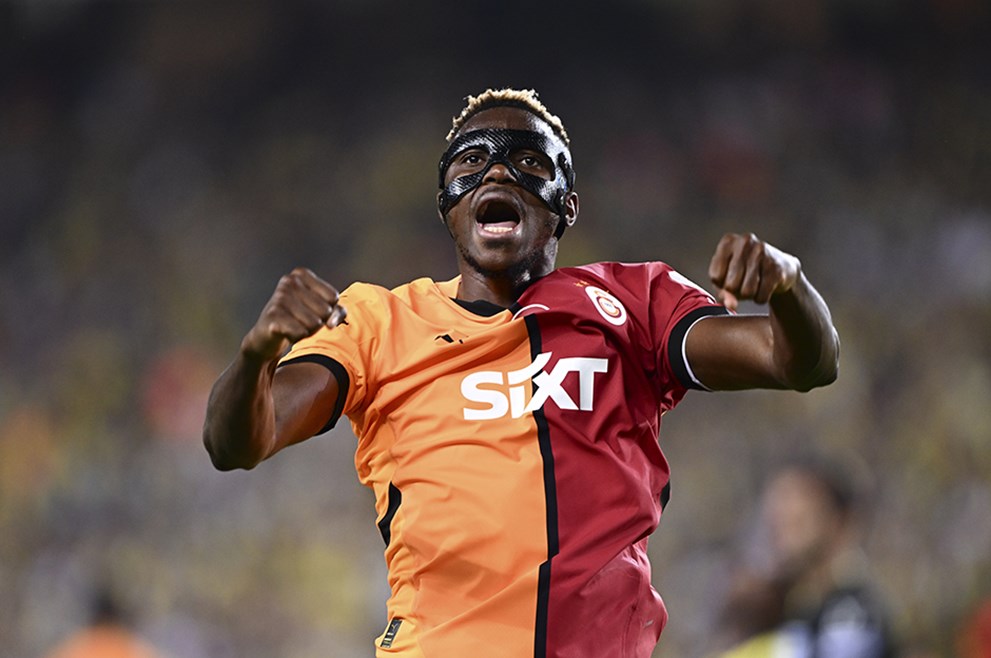 Tecrübeli forvetin peşinde ise iki Türk devinin haricinde birçok kulüp var. İngiltere Premier Lig'den Chelsea başta olmak üzere Arsenal ve Newcastle United, İtalyan ekibi Napoli ile temas halinde. Suudi Arabistan'dan Al Hilal'in de Osimhen için gözünü kararttığı belirtiliyor.