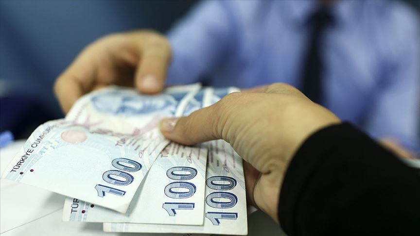 Asgari ücret artışı, yalnızca doğrudan asgari ücretle geçinenleri değil, toplu iş sözleşmeleri uygulanan işyerlerinde çalışanları da etkileyen önemli bir konu. Bunun yanı sıra, asgari ücret pek çok yasal düzenlemede bir referans noktası olarak kabul edildiği için, toplumun büyük bir kesimini dolaylı olarak ilgilendiriyor.