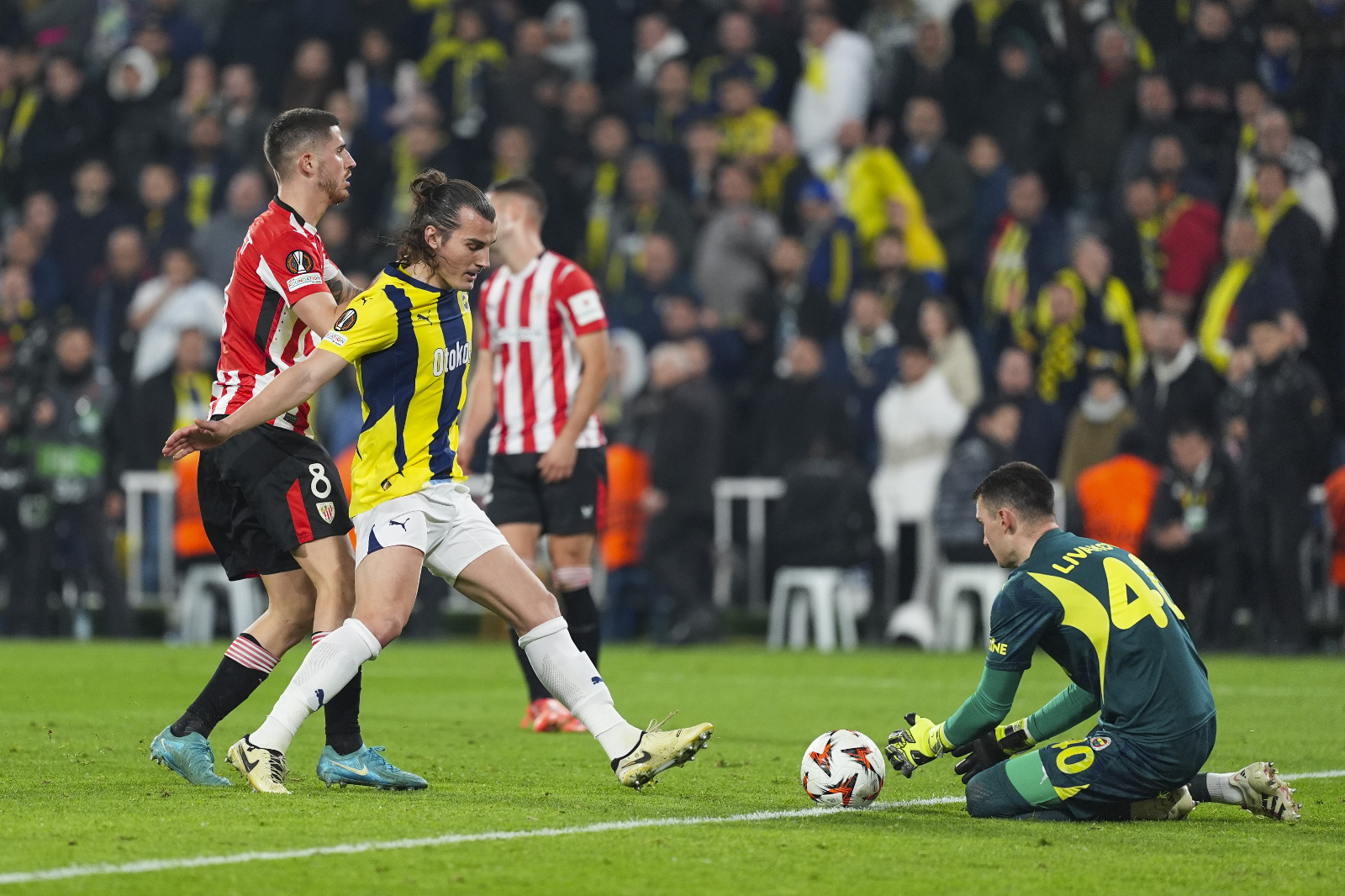 Engin Kehale: Mourinho'nun şapkayı önüne koyup düşünmesi gereken bir konu var: Takımının hücumda rakip savunma bölgesinde kazandığı toplarla rakip kaleye hızlı bir şekilde gitme becerisi. Fenerbahçe, sezon başından beri oyunu merkezde karşılamaya çalışıyor. Bu konu, öndeki oyuncuların savunma disiplinini de göz önünde bulundurunca ciddi bir kırılganlığa neden oluyor. Mert’in kırmızı kartıyla iyice İspanyolların kontrolüne geçen oyun, maçın hiçbir dakikasında içine giremeden, taraftar tepkileriyle sona erdi. Asıl sorun, skordan çok sahadaki futbola duyulan güvensizlik. Sarı lacivertliler, skoru alamasa bile oyunuyla taraftarını memnun edecek performansa gelemediği sürece Kadıköy’de maçlar zor geçecek. (Hürriyet)