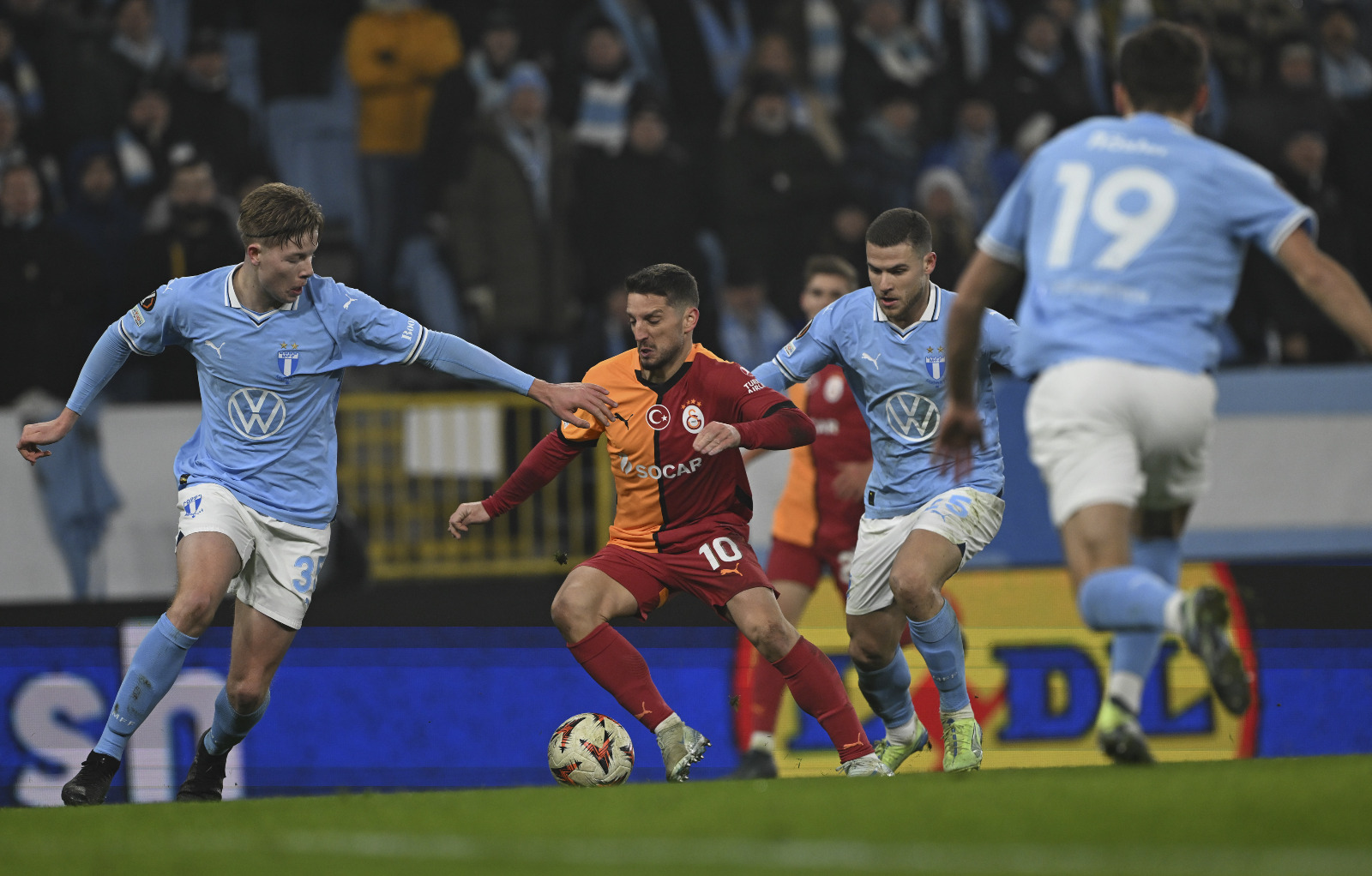 Bülent Timurlenk: Tek galibiyetini Karabağ deplasmanında alan Beşiktaş'a da kaybetmiş olan Malmö ilk 25 dakikada otomatik fişek gibiydi. Sağlı sollu ataklarla Galatasaray'ı zor durumda bırakıp hak ettikleri golü de buldular. Buruk'un, Kerem Demirbay hamlesi Galatasaray'ı rahatlattı. İki küskün Demirbay-Jelert iş birliğiyle beraberliği buldu Galatasaray. İlk yarıda sakatı bol kadronun Malmö'den 10 hücum yemesi elbette düşündürücü ancak Sara, Torreira ve Mertens'in de yoğun fikstürde nefes almadan arka arkaya maçlarla forma giydiklerinin altını çizmek lazım. Son dakikalarda Malmö bir umut yüklendi. Ziyech o topu uzaklaştırmalıydı ve hatta Efe ile birlikte oyuna girmesi gereksizdi. Bütün kadro zafiyeti ve Davinson'un sakatlığı bu beraberliği makul sonuç kılıyor. Galatasaray, Dinamo Kiev'i devirir ancak Batshuayi'nin dün bir kez daha bitik halini gördükten sonra Okan Buruk'un Osimhen'in arkasına ikinci santrfor transferini isteyeceği kesin. (Sabah)