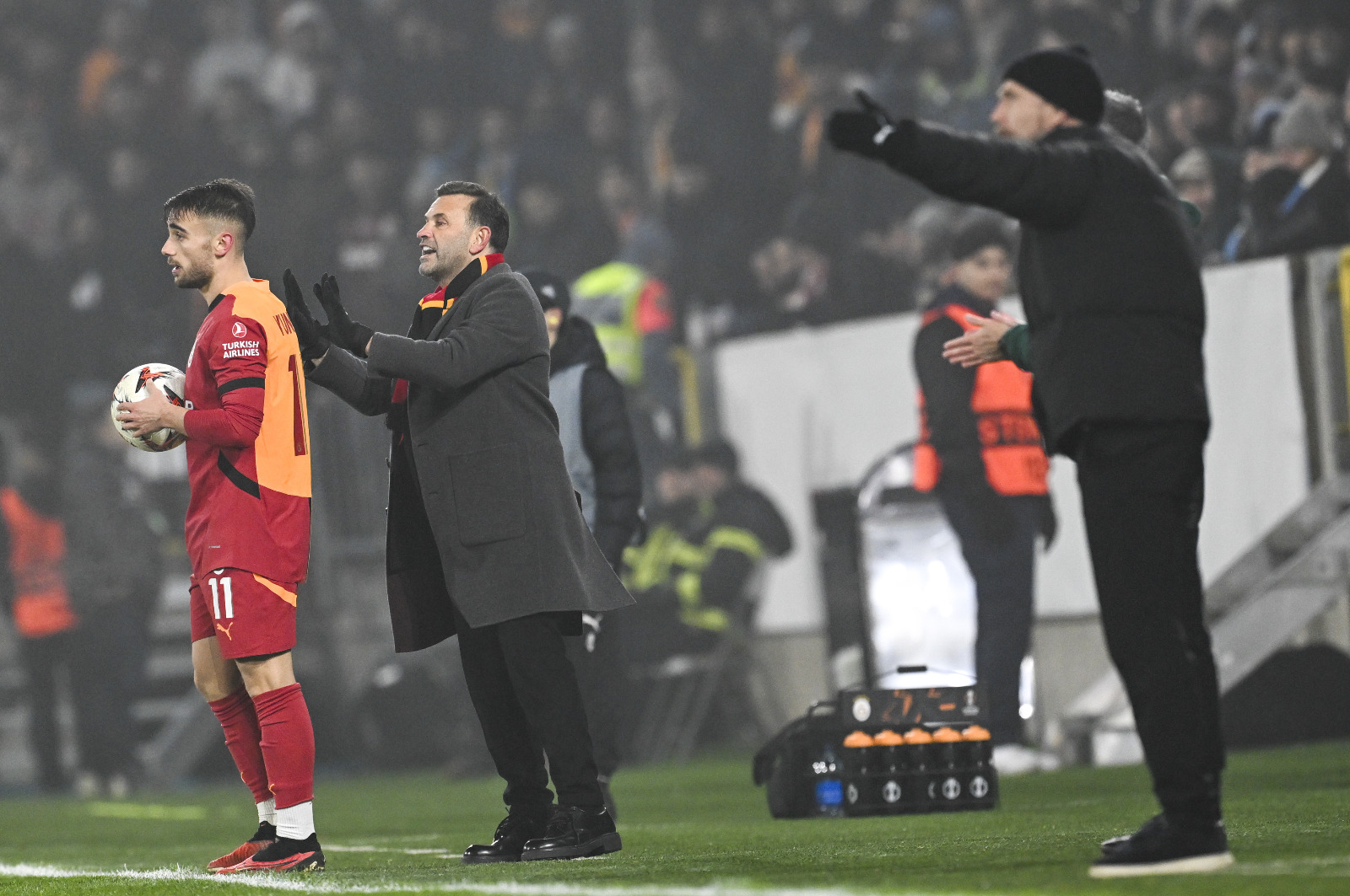 Uğur Meleke: Okan Buruk, Davinson’un sakatlanıp çıkması sonrası da dizilişini bozmadı; Berkan stopere, Yunus sol beke, Sara sol öne geçtiler o bölümde. Göbekte geçen sezonun as ikilisi Torreira-Kerem iyi oynadılar, Yunus’u sol beke geçmek de durdurmadı, golünü attı yine. Ancak 30’la 73 arası Galatasaray için her şey iyi giderken, 73’teki oyuncu değişikliğiyle bozuldu oyunun dinamikleri. 73’te ben Nelsson’u kenarda görünce bir stoperle (büyük ihtimalle Berkan’la) yer değiştireceğini düşündüm, ancak tabelada Mertens’in numarası yanıyordu. Galatasaray son 20 dakikada savunmada bir adam artırarak topu ağırlıklı olarak Malmölülere bırakmayı tercih etti. Malmo’lü Taha Ali müsabakaya ağırlığını koydu, peş peşe akınlar yarattı. Ve sonunda da hak ettikleri beraberlik golünü Sergio Pena ile buldular. Dün Okan Buruk’un 30’da Davinson’un sakatlığı sonrası Kerem Demirbay hamlesi ne kadar doğru ise, son bölümde Mertens-Nelsson değişikliğiyle vitesi küçültmesi o kadar yanlıştı bence. (Hürriyet)