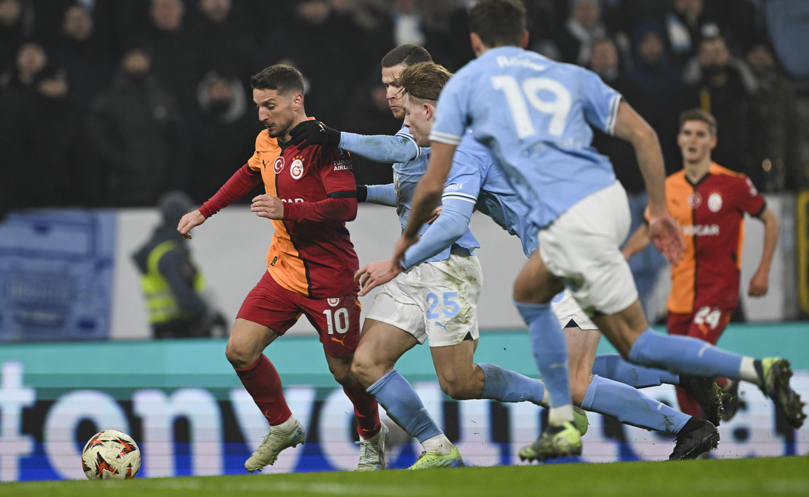 Mustafa Çulcu: İskandinav ülkelerine özgü fizik gücü ve sertlikle oyuna başlayan Malmö, ilk 15 dakika geçilirken 5 faul yapmış, Galatasaray ise sıfır faul. Davidson sakatlanıp çıkana kadar Galatasaray üçlü savunma gibi göründü, Jelert'i sağ önde tuttu. Rakip defans arkasına Batshuayi'ye atılan uzun toplarla gol aradı ancak Batshuayi top tutamadı. Kerem'in girmesi ile oyun Galatasaray hakimiyeti geçti. Üçüncü bölgede daha fazla üretmeye başladı. Sara ve çıkana kadar Mertens çok iyiydi. Avrupa Ligi'nin golcüsü Yunus, muhteşem bir gol attı. Galibiyeti korumak, oyunu tutmak için yapılan değişiklikler sonrası rakibin yoğun baskısı ile uzatma dakikalarında beraberlik golü geldi. Galibiyetle dönmek işten bile değildi ama olmadı. (Fotomaç)