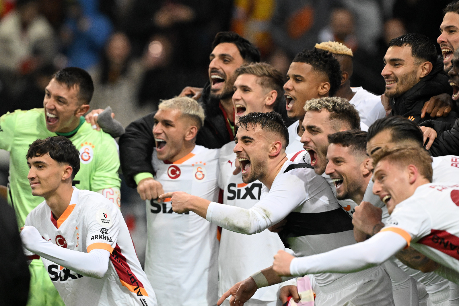 Ahmet Çakar: Fenerbahçe ile fark artık 8 puan ve ikili averaj G.Saray'da. Üstelik Kayseri'deki maça bakıyoruz; G.Saray, çok kötü oynadığı ilk yarıyı bile önde kapatabiliyor. İkinci yarı biraz kımıldıyor, fark korkunç açılıveriyor. Bu G.Saray'ı kim durduracak, hakikaten büyük merak konusu. G.Saray, maça uydurma bir penaltıyla 1-0 önde başladı. Kayseri hemen ardından kafayla beraberliği buldu. Kornerde rakip takımın oyuncusu geriden gelip bu kadar rahat kafa vurmamalı. İlk yarının kalan bölümünde Kayseri her geldiğinde kısmi pozisyon yarattı, G.Saray pas hatalarıyla çok zorlanırken tüm ikili mücadeleleri kaybederken Barış Alper'le öne geçiverdi. Ama bu golün baş mimarı Mertens. Sara, Osimhen'e bıraktı, Osimhen Mertens'e, onun şutunda da dönen topu Barış Alper tamamlayıverdi. İkinci yarı Kayseri bir şeyler yapar mı diye düşünürken sahneye Yunus çıktı. 70 metre top sürüp, tıpkı Trabzon maçındaki gibi muhteşem vurdu ve karşılaşma bu golle bitiverdi. (Sabah)