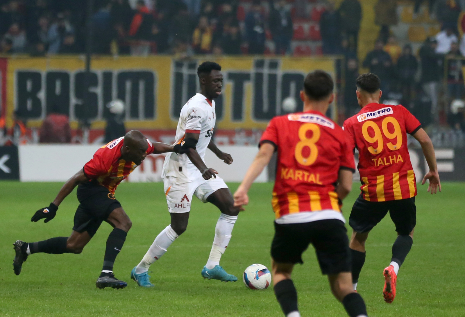 Mustafa Çulcu: 'Hatalar karşısında kök analizi yapıyoruz' diye süslü laflarla kamuoyunu oyalayan MHK Başkanı, Beşiktaş maçında elle oynamaya verilmeyen mi esas penaltı yoksa bu verilen uydurma penaltı mı? Kök analiz, hücre nakli mi bilmem ama bildiğim şu ki TFF Başkanı eğer bu ehliyetsiz MHK'nın kökünü kazımazsa futbolun da sizin de bizim de canımız daha çok yanacak. Mertens'e önce Karimi sonra Carole 2 dakika içinde kontrolsüz faul yaptılar. Her iki faul net sarı kart olmalıydı ama hakem bırakın sarı kartları Carole'ün yaptığına faul bile vermedi. Kaleci Onurcan'a 23'te Osimhen net faul yaptı ama hakem faul vermedi. Fakat 60'ta Muslera-Bourabia çarpışmasında şak sarı kart! Mourinho'nun "iyi hakem" demesiyle, iyi hakem olunmuyor. Maçın 1 nolu yardımcı hakemi Emin Tuğrul çok berbattı. Kayserispor'un attığı golde Muslera'ya faul yok. Oyuncuların sahada istediği yerde durmak özgürlüğü vardır. Yeter ki rakibe müdahale ve eylem yapmasın. (Sabah)