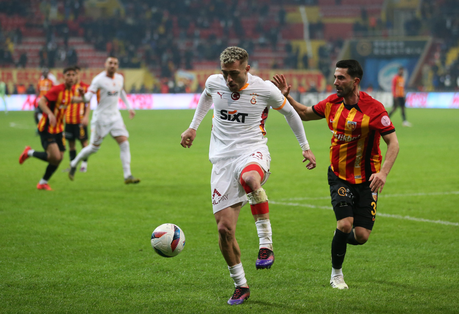 Levent Tüzemen: Galatasaray, Kayseri'de ikinci yarıdaki kaliteli ve etkili oyunuyla galibiyeti aldı, tatile yenilgisiz lider olarak ve en yakın rakibine 8 puan fark yaparak gitti. İlk yarı bu sezon ideal kadrosuyla Kayseri önüne çıkan G.Saray, maalesef en vasat oyununu oynadı. Bu sezon ilk kez bir maçın ilk yarısında en az isabetli pas yapmasına rağmen soyunma odasına 2-1 önde gitti. İlk 45'te vasat oyunun ana nedeni, Kayseri'nin kaos futboluna ayak uydurması ve topu yere indirmemesiydi. Okan Hoca uyarmış olacak ki ikinci yarı G.Saray, topu yere indirdi, ayağa isabetli pas yapmaya özen gösterdi. Kayseri kalesinde fazlasıyla gol buldu. Son haftaların yıldızı Yunus'un kendi alanında kaptığı topu 70 metre taşıyarak gol yapması alkışlanacak güzellikteydi. (Sabah)