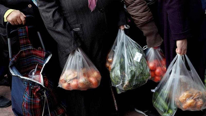 Asgari Ücret Komisyonu  4. toplantısını bugün akşam saatlerinde yaptı. TÜRK-İŞ Yönetim Kurulu asgari ücret teklifi konusunda bir bilgilendirme yapılmadan düzenlenen toplantıya katılmama kararı aldı. Toplantı sonrası açıklama yapan Çalışma ve Sosyal Güvenlik Bakanı Vedat Işıkhan, asgari ücrette yüzde 30 oranında artış yapıldığını duyurarak, 2025 yılı için geçerli olacak yeni asgari ücretin net 22 bin 104 TL olacağını bildirdi. Işıkhan, "İşveren desteğini 700 liradan bin liraya çıkardık" dedi.