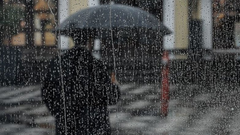 İÇ ANADOLU Çok bulutlu, bölgenin batı ve güney kesimlerinin yağmur ve sağanak yağışlı geçeceği tahmin ediliyor. Rüzgarın, güneydoğu yönlerden kuvvetli, yer yer kısa süreli fırtına (50-70 km/saat) şeklinde esmesi bekleniyor.