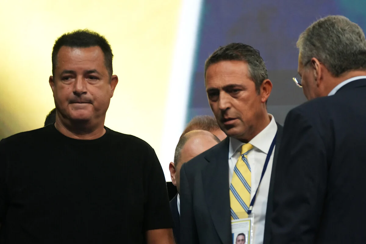 Öte yandan haberde Fenerbahçe'nin 7 futbolcuyla ayrılık kararı aldığı ifade edildi. O isimler şöyle sıralandı: