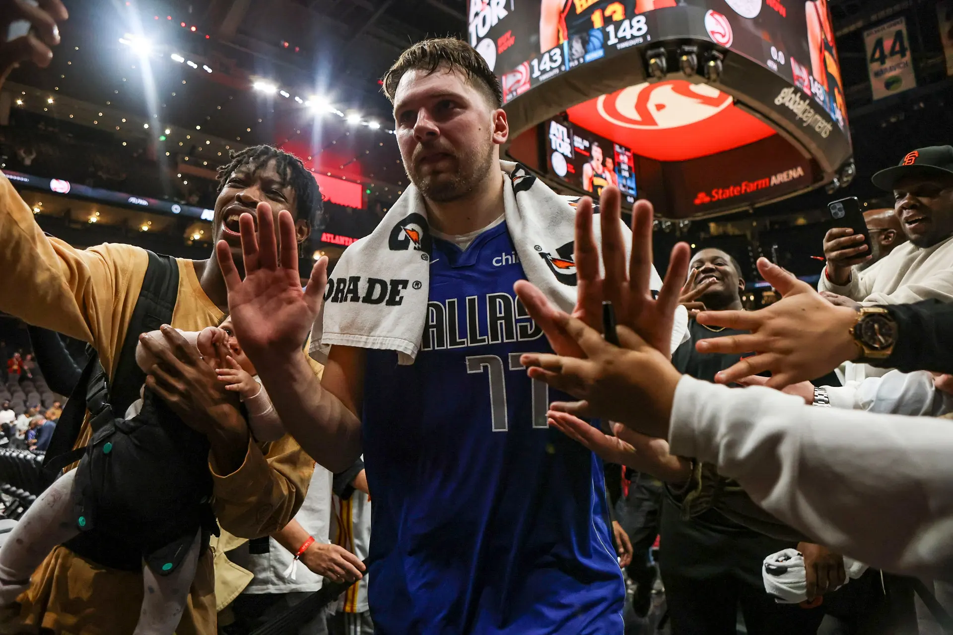 Dallas Mavericks forması giyen Luka Doncic, Atlanta Hawks karşısındaki 73 sayılık performansıyla Amerikan Basketbol Ligi (NBA) tarihinde bir maçta en fazla sayı atan oyuncular listesinde 4. sıraya yerleşti.