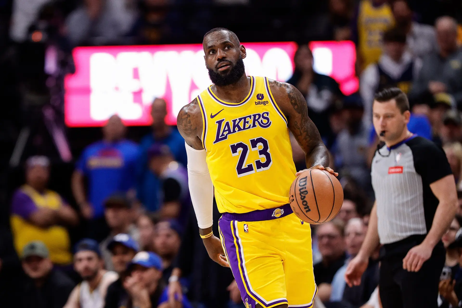 Los Angeles Lakers'ın yıldızı LeBron James, Denver Nuggets'a 124-114 yenildikleri maçta attığı 26 sayıyla NBA'de 40 bin sayı barajını geçen ilk oyuncu oldu.