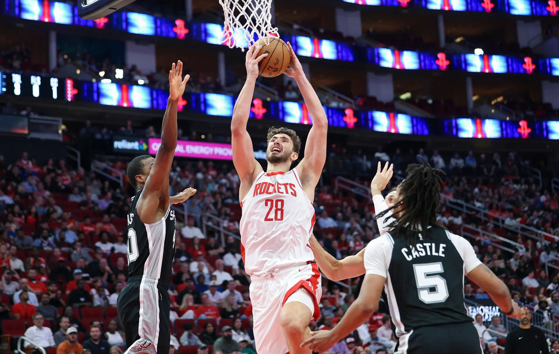 Houston Rockets'ın San Antonio Spurs'ü 114-101 yendiği maçta Alperen Şengün kariyer rekoru kırdı. Alperen Şengün, bir maçta en az 45 sayı, 15 ribaunt, 5 top çalma istatistiklerine ulaşan 5. oyuncu oldu. 21 yaşındaki oyuncu, NBA'de bir maçta en çok sayı atan Türk basketbolcu olarak tarihe geçti.