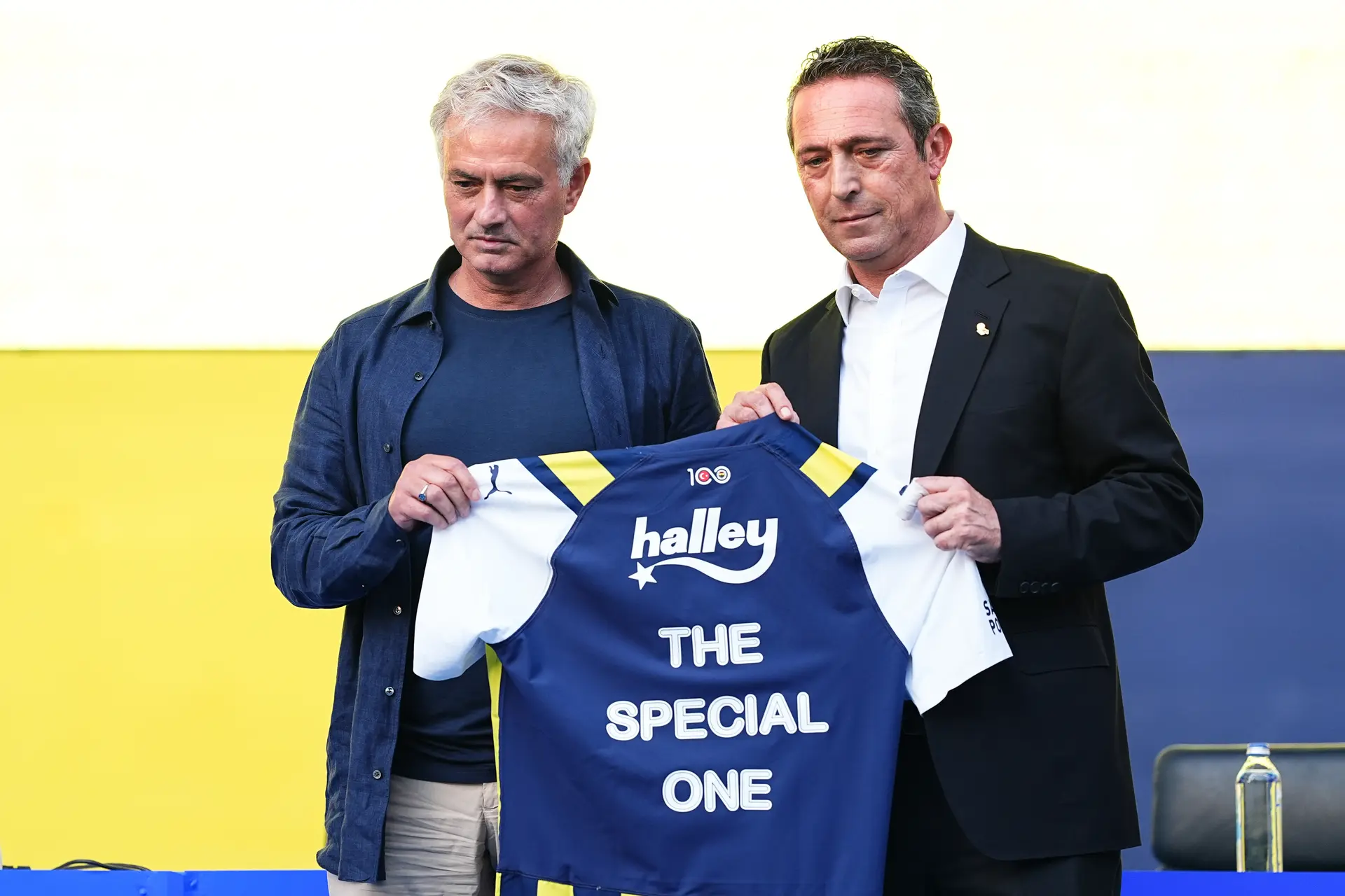Fenerbahçe, dünyaca ünlü Portekizli teknik direktör Jose Mourinho ile resmi sözleşme imzaladı. Ülker Stadyumu'ndaki imza töreni, taraftarlara açık gerçekleştirildi.