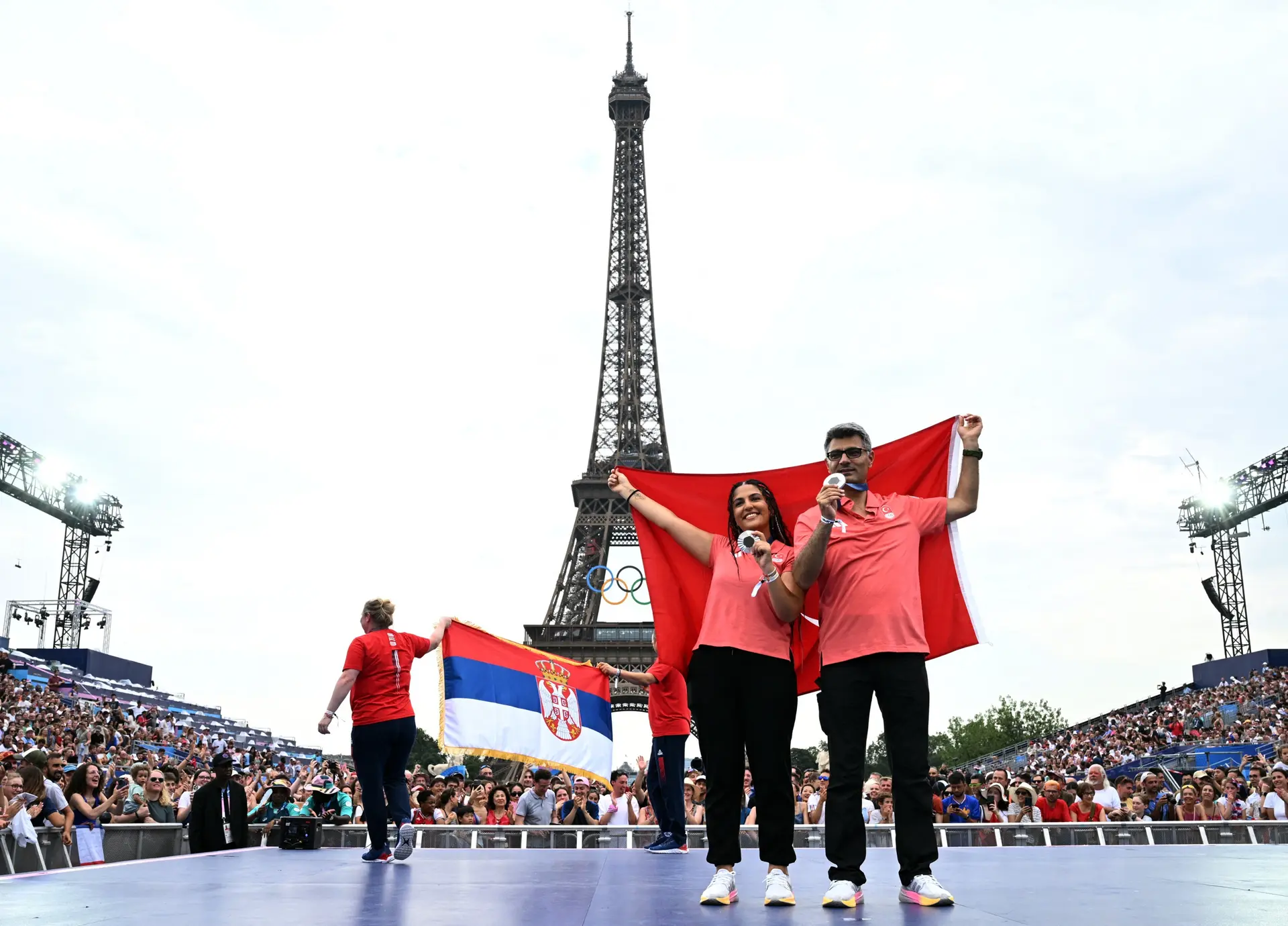 Paris 2024 Olimpiyat Oyunları'nda Yusuf Dikeç-Şevval İlayda ekibi, atıcılık 10 metre havalı tabanca karışık kategorisinde gümüş madalya elde etti. Yusuf Dikeç ve Şevval İlayda Tarhan ikilisi, bu başarılarıyla Türkiye'ye atıcılık branşındaki ilk madalyasını kazandırdı.