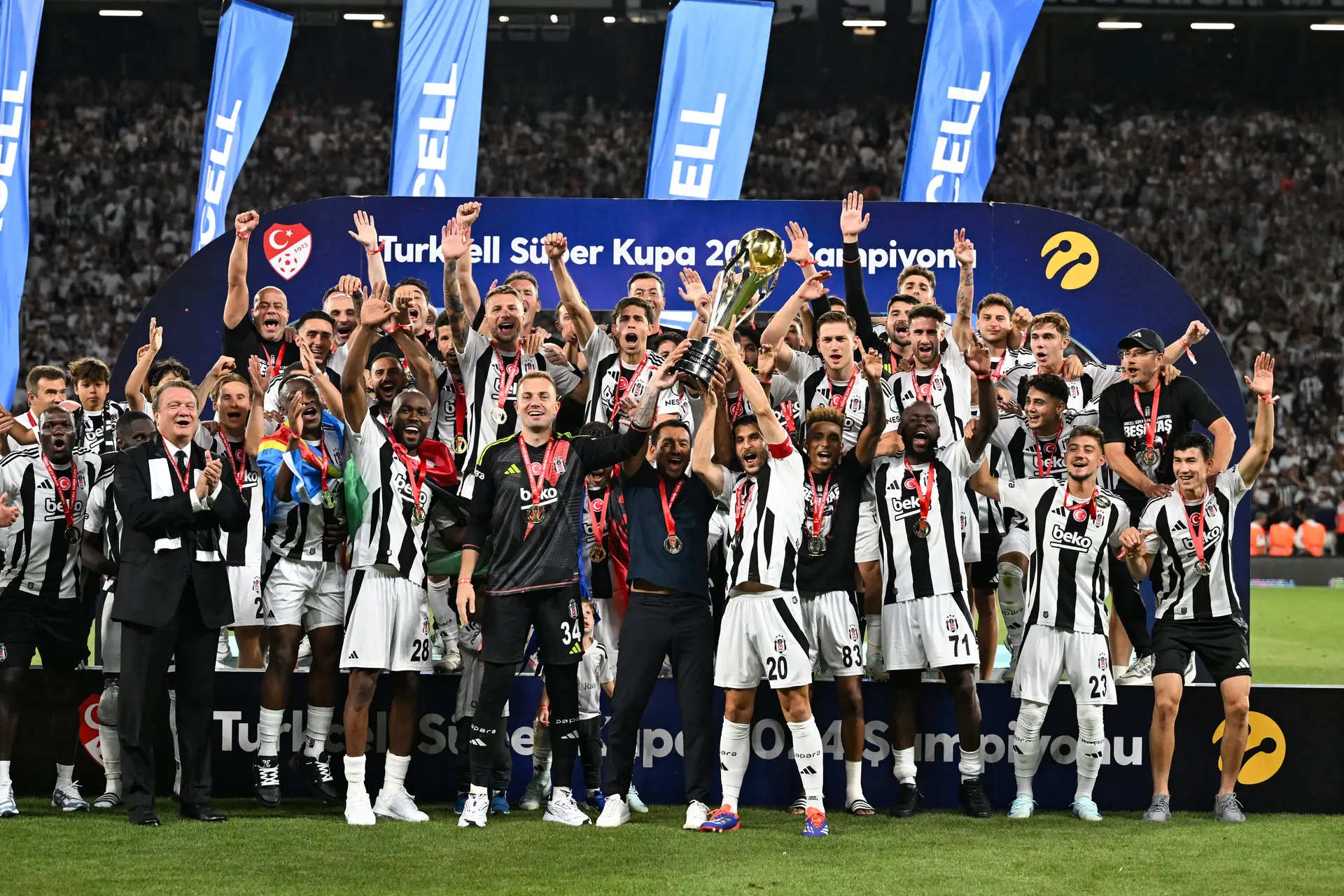 Beşiktaş, Galatasaray'ı 5-0 mağlup ederek Turkcell Süper Kupa'nın sahibi oldu.