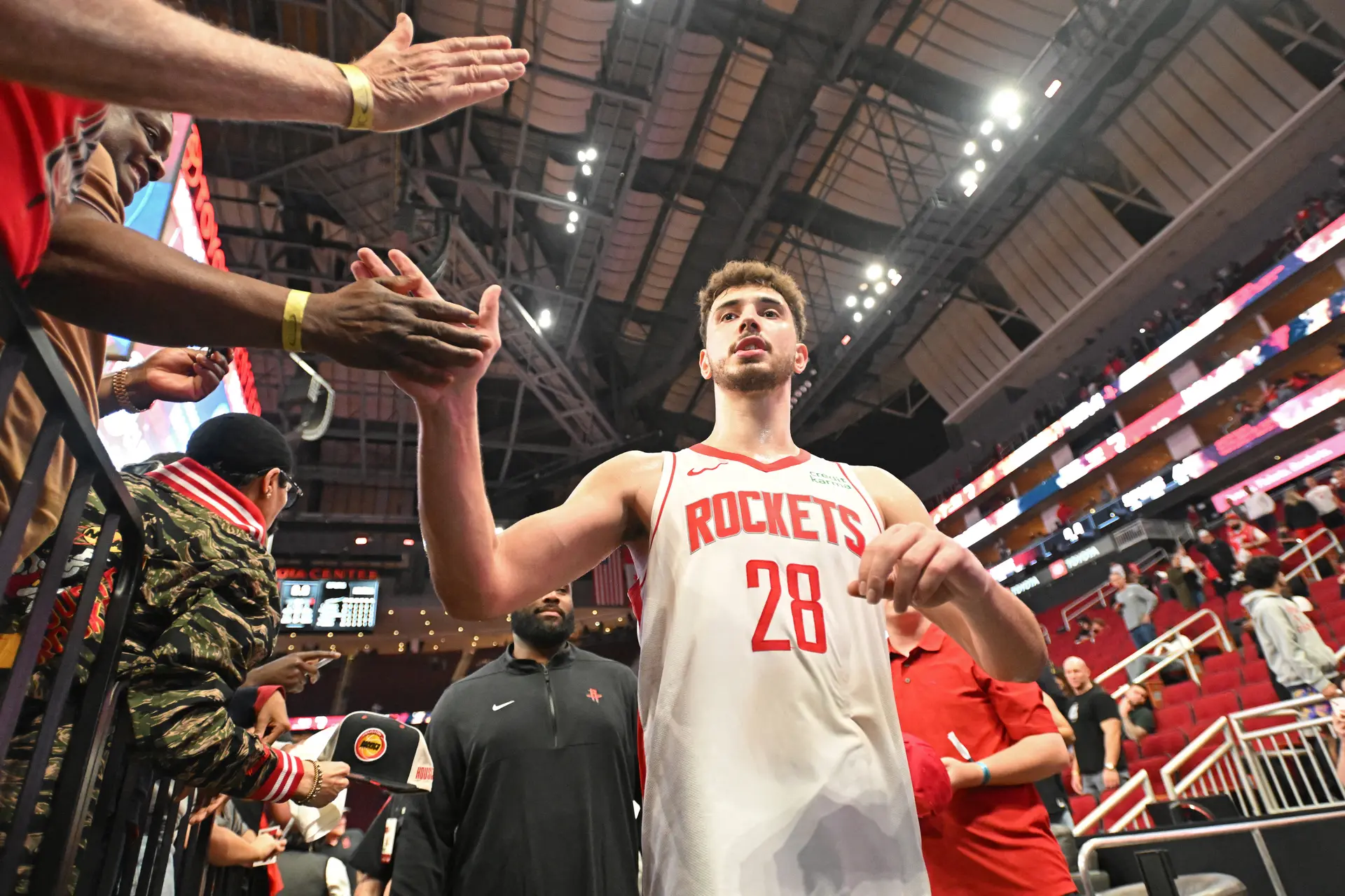 Houston Rockets forması giyen 22 yaşındaki milli oyuncu Alperen Şengün, 185 milyon dolar kazanacağı 5 yıllık yeni bir sözleşmeyle Türk spor tarihinde en fazla kazanan sporcu ünvanına sahip oldu.