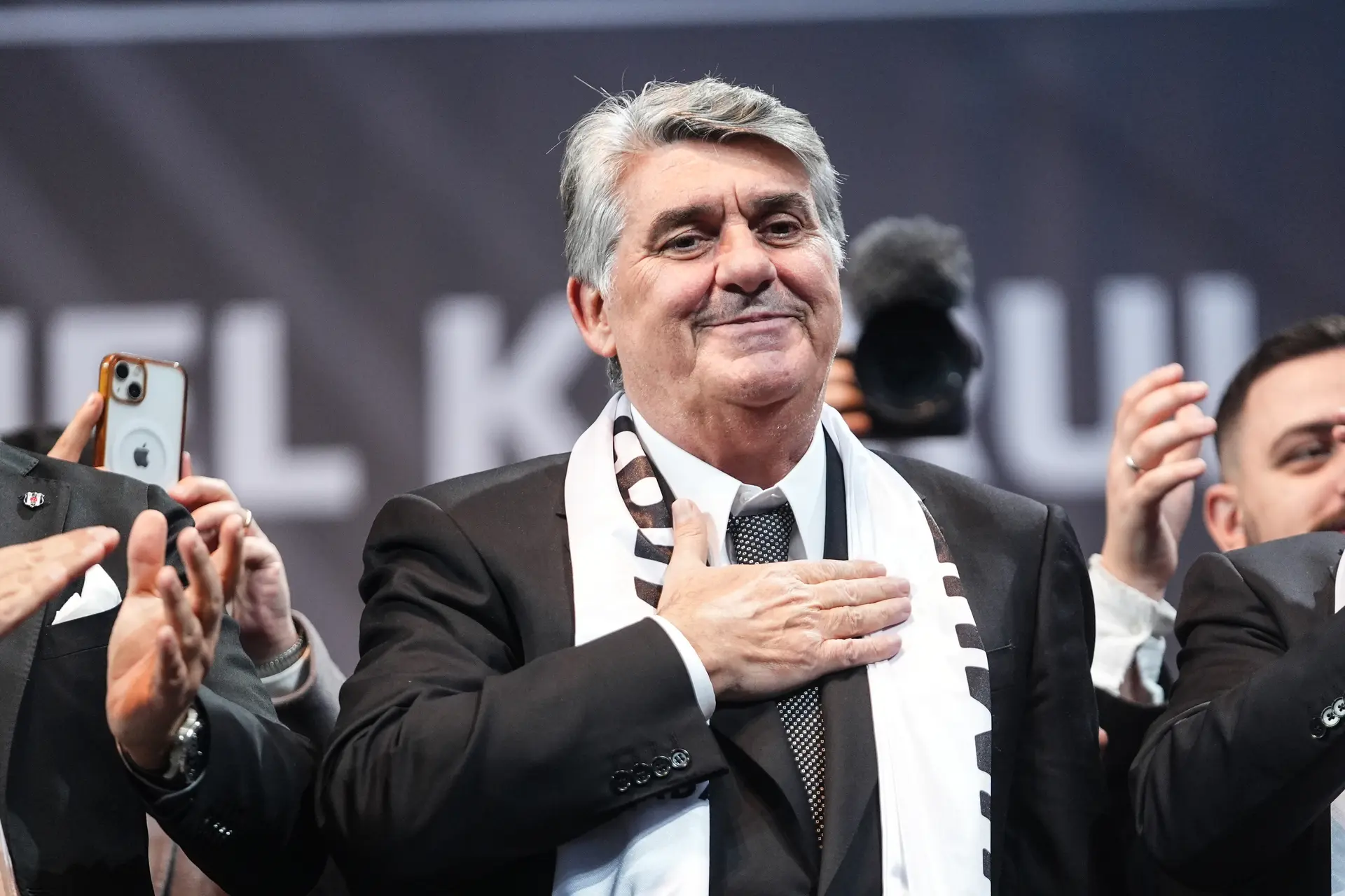 Beşiktaş Kulübünün olağanüstü seçimli genel kurulunda Hüseyin Yücel'i geride bırakan Serdal Adalı, başkanlığa seçildi.