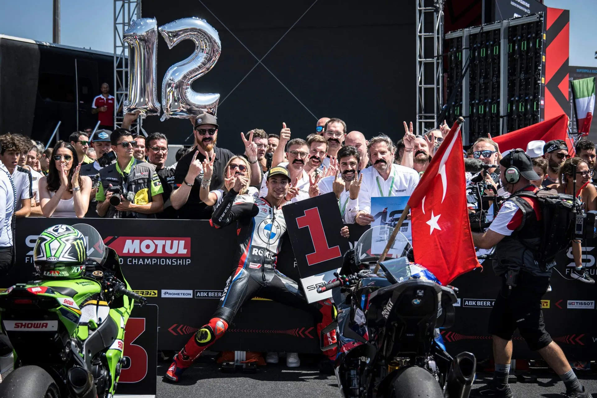 Milli motosikletçi Toprak Razgatlıoğlu, İspanya'da 2024 Dünya Superbike Şampiyonası'nın (WSBK) 12. ve son ayağının ilk yarışında ikinci oldu ve puanını 493'e çıkararak 2. kez dünya şampiyonluğunu ilan etti.