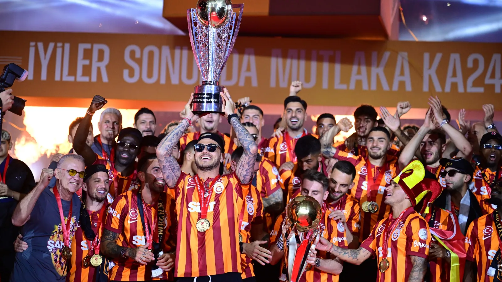 Galatasaray, Süper Lig'in 2023-2024 sezonunda 102 puanla şampiyonluğa ulaştı.  Ligde geçen sezon 38 maçta 33 galibiyet, 3 beraberlik ve 2 mağlubiyet yaşayan Galatasaray, 102 puan toplayarak en yakın takipçisi Fenerbahçe'nin 3 puan önünde Süper Lig şampiyonu oldu.  "Cimbom", Süper Lig tarihinde bir sezonda en fazla puan toplayan takım ünvanını aldı.