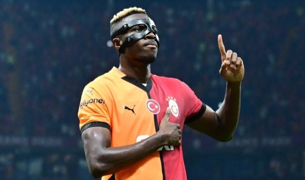 Galatasaray'ın Napoli'den yaz transfer döneminin son günü kiraladığı Nijeryalı Victor Osimhen'in imzası, futbol dünyasında büyük yankı uyandırdı.