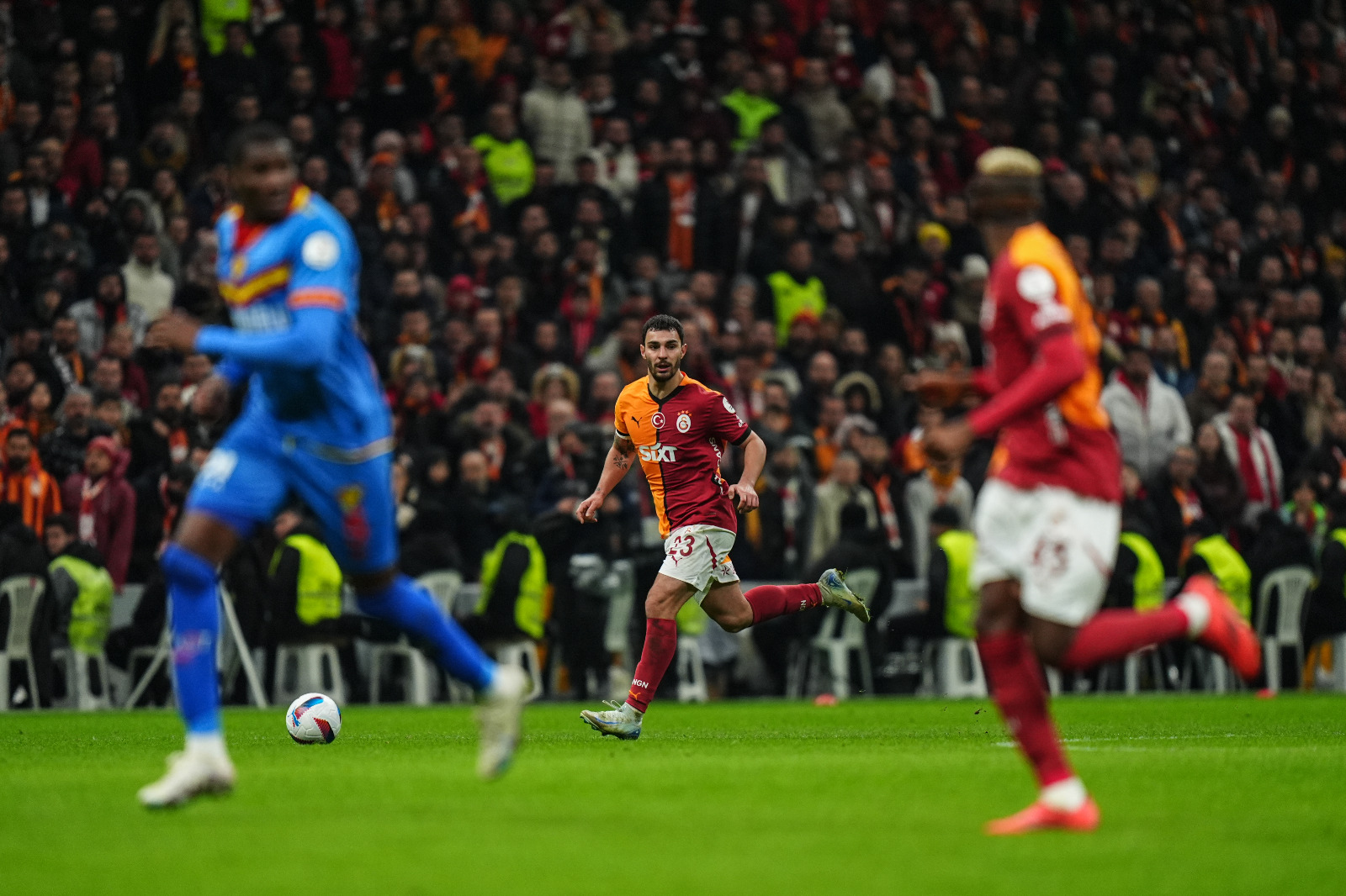 Spor yazarları, Galatasaray'ın Göztepe galibiyetini yorumladı: "2025'te yine kendisi ile yarışacak gibi görünüyor"