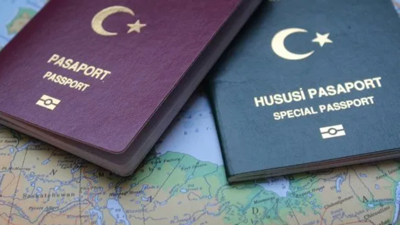 Türkiye ise geçen yılın aynı dönemine göre endekste 6 sıra atlayarak dünyanın en güçlü 46’ıncı pasaportu oldu. Türk pasaportuyla 116 ülkeye vizesiz giriş imkanı sağlıyor. 106 sıranın bulunduğu endekste bazı ülkeler aynı sırayı paylaşıyor. Türkiye de Rusya'yla aynı sırada.