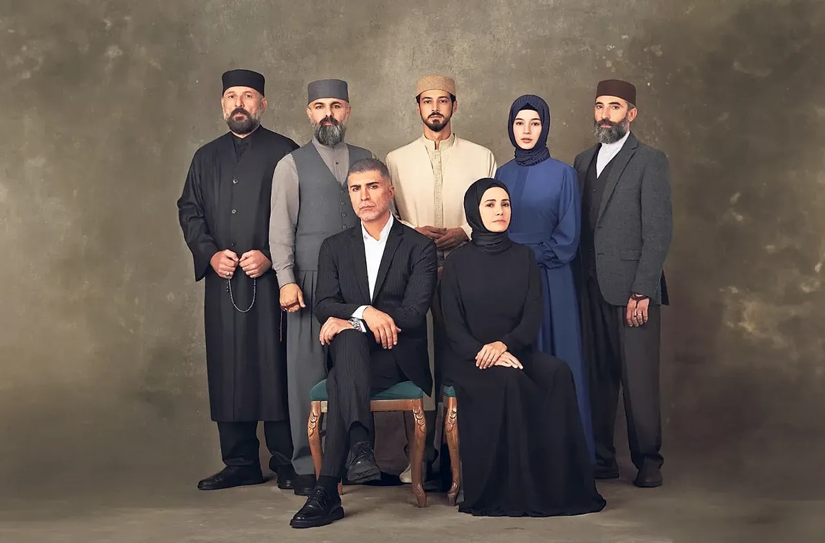 Now TV'de yayınlanan Kızıl Goncalar dizisindeki başörtüsü sahnesi, ortalığı karıştırdı. Dizinin yeni bölümünün fragmanında Birgül karakterinin başörtüsünü çıkararak ateşe atıp yakması, sosyal medyada tepkiyle karşılandı. 