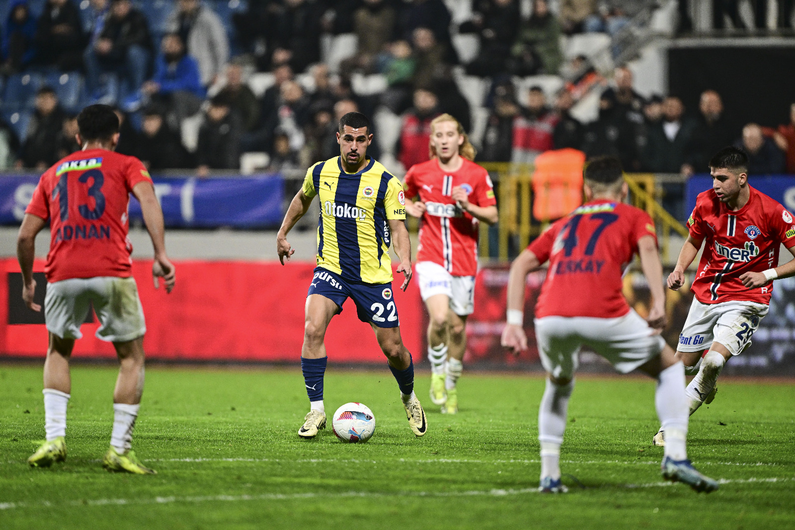 Engin Verel: Urfa'da, Fenerbahçe'nin U19 takımına gol atan Galatasaray'ı hepimiz ayıpladık.  Ama gördük ki dün aynı pozisyonda olan Kasımpaşa'ya Fenerbahçe, atabildiği kadar attı.  Sana yapılan yanlışı sen başkasına yapınca doğru olmuyor.  Kasımpaşalı çocuklar karşısında parladığı söylenen Fenerbahçeli genç oyuncuları tebrik ediyorum. Ama bu maçın hiç kimseyi övmek ya da yermek için uygun olmadığını da söylemek durumundayım. Ne zaman ki Mourinho, bu çocuklara A takımda, Süper Lig maçlarında yer vermeye başlar, o zaman daha sağlıklı bir değerlendirme yaparız.  Dünkü idman maçına göre kimseyi göklere çıkarmaya ya da yerin dibine batırmaya gerek yok. (Akşam)