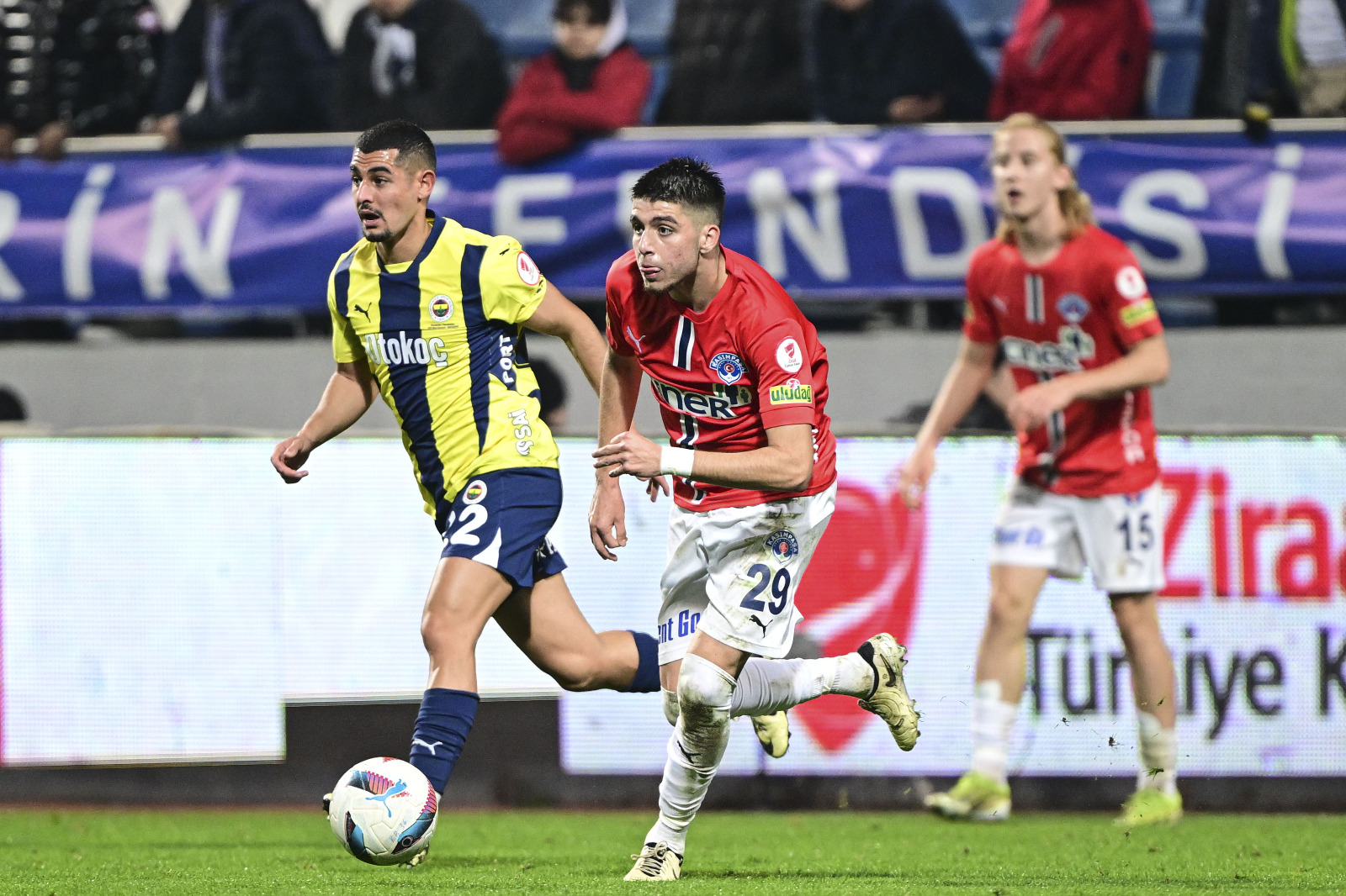 Engin Kehale: Bu genç takımın sahadaki duruşu, çabası ve oyunu takdir edilesi. Emirhan Yiğit’i önümüzdeki yıllarda sıklıkla konuşuruz. Ziraat Türkiye Kupası’nda da bir iz bıraktılar ve bırakmaya devam edecekler. Fenerbahçe bu sistemde ısrar edecek ve etmeli. Transferdeki önceliklere bakınca da bu sistemle uyumlu olduğunu görüyoruz. Anderson Talisca özelinde bile düşününce verimli olabilecek bir düzen gibi duruyor. Özellikle üçlünün iki kenarındaki stoperin topla oynama becerisi, Fenerbahçe Teknik Direktörü Jose Mourinho’nun kafasındaki planın olmazsa olmazı. Taraftar-yönetim-oyuncu grubu bazında odaklanılması gereken tek nokta, sezon sonuna kadar bu oyunun ve takımın ne durumda olduğunu görene kadar destek olup, huzursuzluğa izin vermemek. Sezon ortası, eğer gelecek sezona hazırlanılmıyorsa hesap verme dönemi değil. En azından şampiyonluk şansı devam ederken.