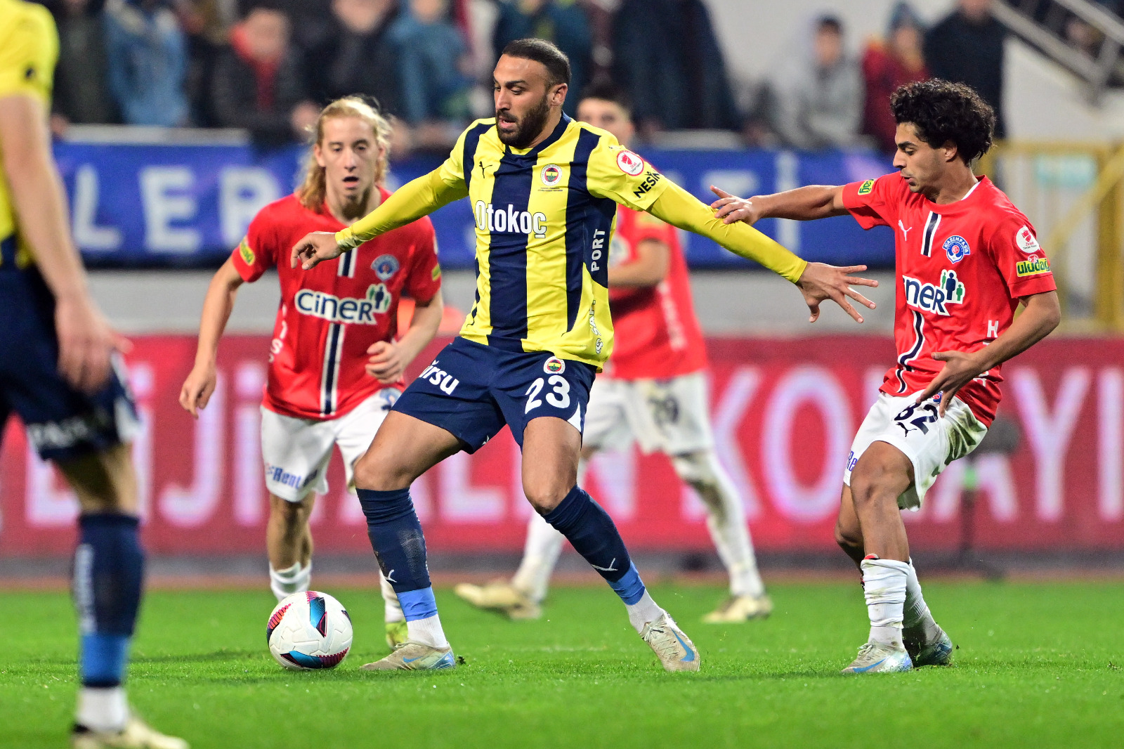 İlker Yağcıoğlu: AÇIKÇASI dün geceki maçı yorumlamak çok zor. Çünkü Fenerbahçe adına hiçbir şekilde ölçü olacak bir maç değildi. Kasımpaşa'nın maça U 19 takımı ile çıkması Fenerbahçe'nin motivasyonunu da, oyununu da etkiledi. Türkiye'de alınacak iki kupa var. Bunlardan en kısa yoldan Avrupa'ya gitme şansı yakalatan Türkiye Kupası ama Kasımpaşa'nın dün akşam yaptığı gibi birçok takımın bu kupayı angarya olarak görmesini anlamak mümkün değil. Kupanın ciddiyeti ile hiç yakışmıyor. (Takvim)