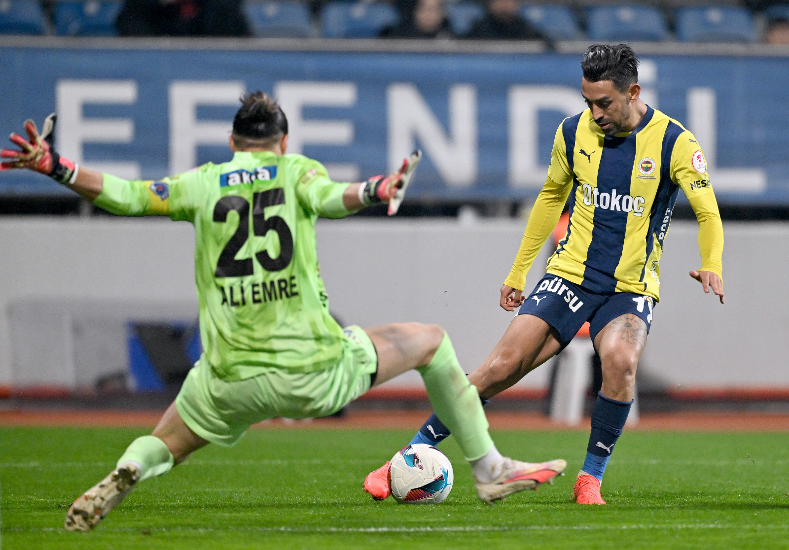 Ömer Üründül: Çarşamba akşamı lig kupasında Tottenham-Liverpool maçını yorumladım. Tottenham sakatları dışında ideal kadrosuyla sahaya çıktı. Liverpool, Premier Lig'de lider durumda. Şampiyonlar Ligi'nde final hedefliyor ayrıca FA Cup var. Ama lig kupası maçına sadece 3 rotasyonla çıktı ve statta 60 bin seyirci vardı. Kasımpaşa yönetimine sormak istiyorum; maksadınız nedir? Ligde iyi futbol oynayan bir Kasımpaşa var. Düşme tehlikesi yok. Avrupa kulvarında oynamadığı için yorgunluk yok. Genç takımla sahaya çıkmak bu karşılaşmaya gelen seyirciye saygısızlık değil mi! (Sabah)