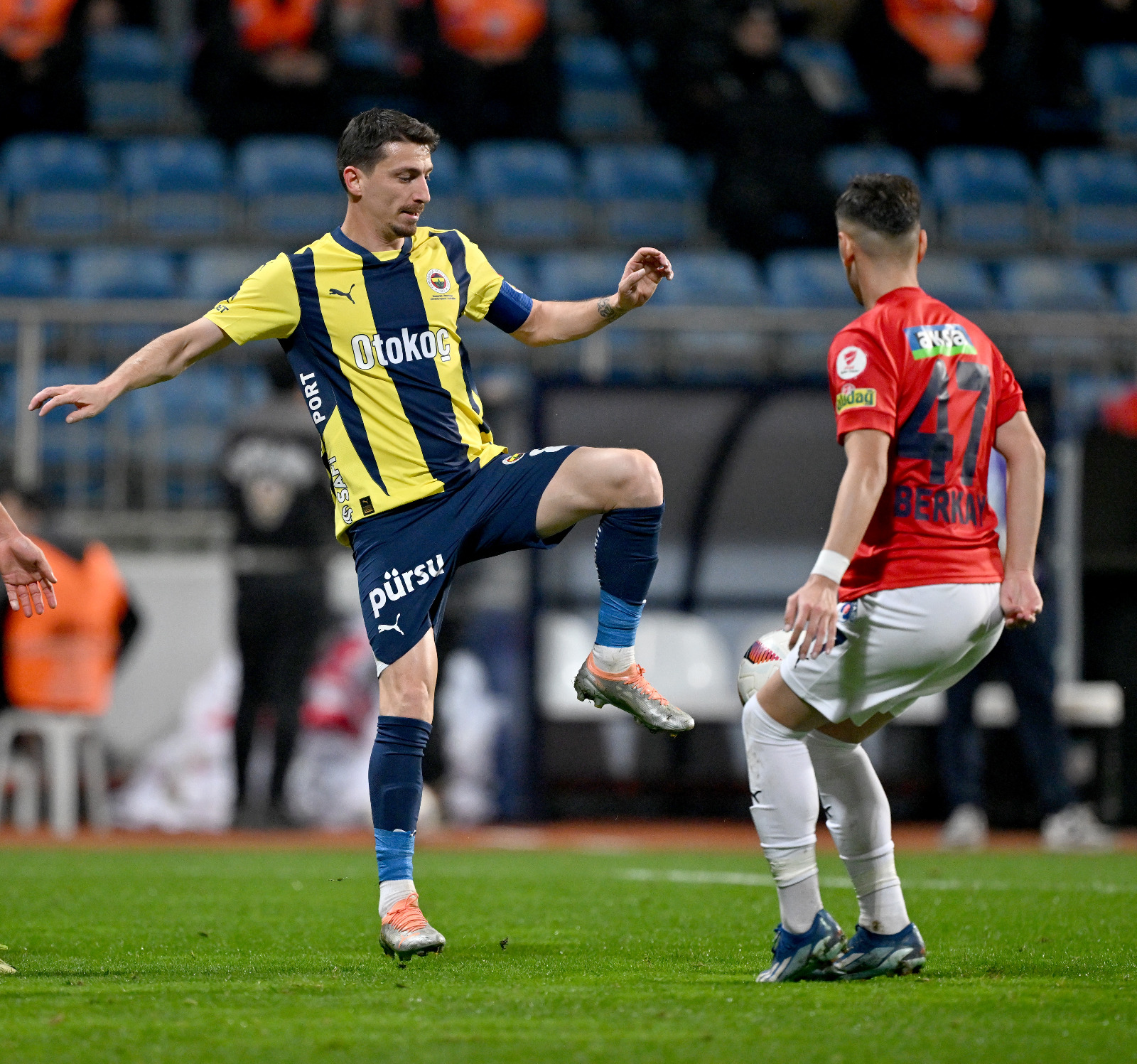 Gürcan Bilgiç: Fenerbahçe'nin rahat kazanmasının yanına, Kasımpaşa'nın "akademi" gösterisini de koymamız gerekiyor. 19 yaş takımıyla kupayı oynamaya devam etmesi, Mourinho'nun "oynamayanlarına" şans vermesiyle, sanki gizli bir anlaşma vardı. Fenerbahçe tarafı erken gol ile birlikte maçı "normal" kazanmayı tercih etti, tempo yapmak yerine topu paslarla sahayı dolaştırdı ve "anlar" oyunundan galibiyeti perçinleyen golleri çıkardı. Gençlere "saygı" duymak, maçı zorlamamak, elbette kendi "şıklığını" taşıyor. Ancak geçen maçların çok şey beklenen, bir türlü ritmini bulamayan, "merak" edilenleri için bir fırsat 90 dakikasıydı aynı zamanda. Bartuğ, Yusuf Akçiçek, Cenk Tosun, sonrasında Levent ve Cengiz Ünder… İhtiyaç anında yara sarmaları beklenen oyunculardı. Tecrübesiz ve yorulan gençler karşısında, antrenman kalitesinden bile daha düşük performansta kaldılar. Hadi iki genci, Bartuğ ve Yusuf'u ayıralım. (Sabah)