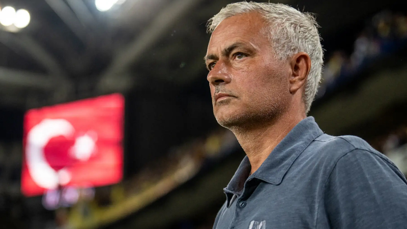 Sezonun kadro planlamasını sürdüren Fenerbahçe'de teknik direktör Jose Mourinho, takımdan gönderilecek isimleri belirledi.