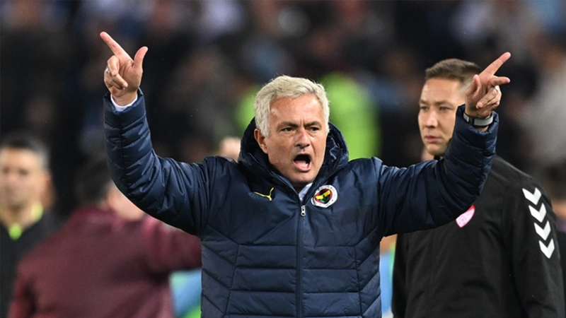 Sarı-lacivertli idareciler ise Portekizlinin raporu dahilinde söz konusu futbolculardan kendilerine takım bulmalarını istedi.
