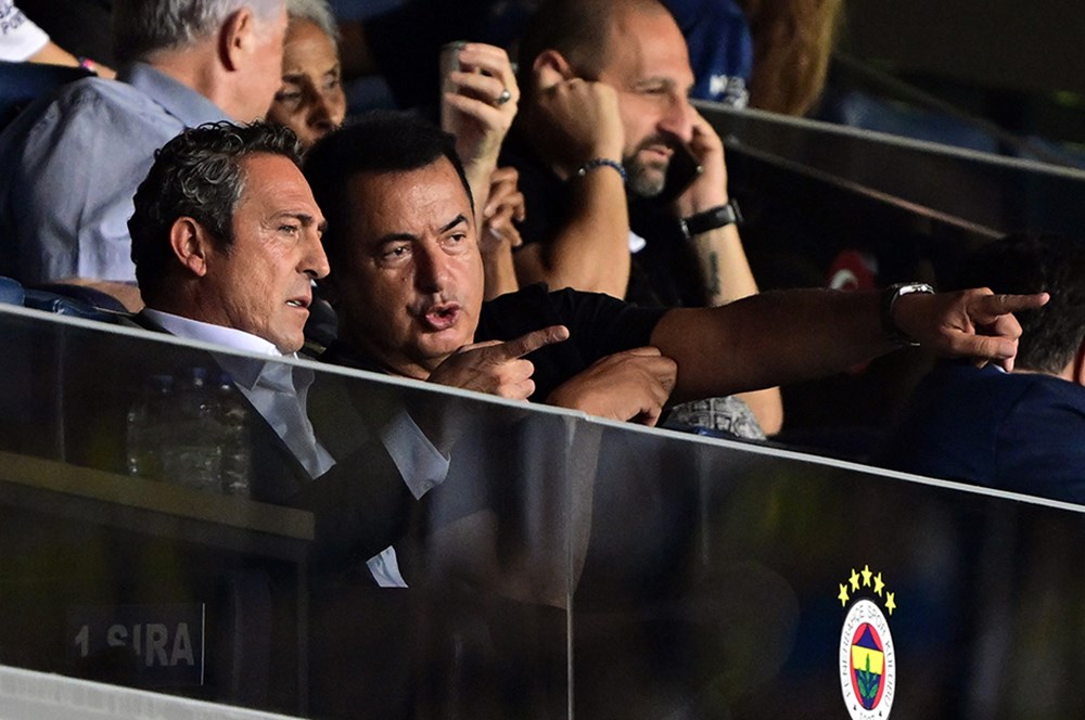 ACUN ILICALI NE DEMİŞTİ? |  Fenerbahçe Asbaşkanı, katıldığı bir televizyon programında Mourinho’nun Szymanski’yi çok beğendiğini söylemiş ve “Hocamız Szmynaski’ye bayılıyor, kendisine karşı 4 kere oynamış ve “Ah keşke bu oyuncu bizde olsa” demiş ve Szymanski bizde şu anda” ifadelerini kullanmıştı.