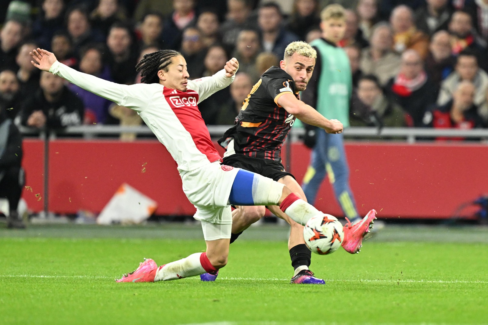 Bülent Timurlenk: Erden Timur'un boşluğu dolmayınca devreye giren ve Hatipoğlu'nun hasım bellediği Abdullah Kavukçu ve dün Ajax maçı öncesinde Morata-Pavlovic sesleri. Galatasaray dün Amsterdam'da namağlup unvanını da bırakıp ilk 8 dışında kaldı. Bilbao pastası önünde pişkin pişkin poz veren İbrahim Hatipoğlu, onunla yola devam edenler, onların karşısında kendilerine başka yol çizenler. Galatasaray dün çok hücum edermiş gibi göründüğü, Mertens'in bir maç daha, kontrat kaygılı Yunus da yine ortalıkta görünmediği, Berkan'ın sol bek başladığı 90 dakikayı kaybetti. Fazlası ise, Torreira, Osimhen ve Davinson play-off ilk maçında cezalı… Kendi içinde kavgası bitmeyenin dışarıda kazanacak savaşı yoktur. Buyurun birbirinizi yemeye devam edin… (Sabah)