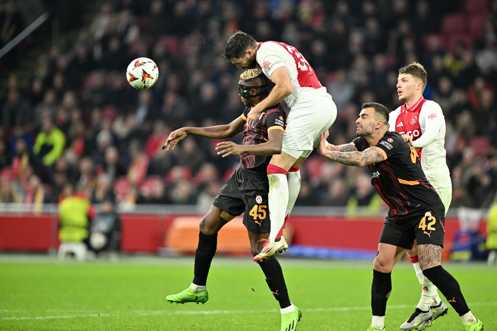Zeki Uzundurukan: İkinci yarıya büyük bir ön alan baskısı ile başladı Galatasaray... Gabriel Sara ile çok net bir pozisyon yakaladık. İlk yarıda şut atmayan Barış Alper ikinci yarıda Ajax kalesini şutları ile dövdü... Tam biz gol ararken yine kaptırdığımız bir topta kalemizde golü gördük. İlk golde olduğu gibi bu golde de Berkan'ın hatası vardı. Fitz-Jim, topu uzak köşeye bıraktığı için Muslera'nın yapabileceği bir şey yoktu golde... Skor 2-0'a geldikten sonra Okan hocadan hamleler geldi. Berkan ve Yunus çıktı. Jelert ve Batshuayi girdi. Çift forvete döndü Galatasaray. Batshuayi'nin kaçırdığı bir gol var ki... Yok artık. Sonrasında Osimhen'in kaçırdığı... Ancak yine de bir gol attı Osimhen... Galatasaray her maçta tonla gol pozisyonuna giriyor ama çerçeveyi bulamıyor. O zaman acil Morata! İlk 8 derken, Play-Off ile yola devam! Bu arada Galatasaray'ın 26 maçlık yenilmezlik serisi de sona erdi. (Fotomaç)