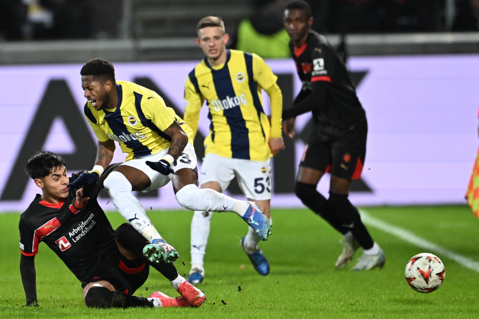 Engin Verel: Topu alsa atacak ama bir türlü bu bağlantı kurulamıyor. Daha çok 10 numara gibi oynayan Dzeko ise tamamen gol bölgelerinden uzakta geziniyor. Derken bir yan topta Fenerbahçe, Diao'nun ayağından golü yedi. Sonrasında da rakibe ağırlığını hissettirecek bir baskı kuramadı. Neyse ki bir uzun topla savunmadan çıkıp Dzeko-En-Nesyri işbirliğiyle golü buldular. En-Nesyri'nin becerisi zaten tartışılmazdı, takıma uyumu da tamam. Fenerbahçe'nin şimdi yapması gereken, bu oyuncuyu rakip ceza sahasında daha fazla topla buluşturmak. Bunu nasıl yapacağını ise Mourinho çözecek. İkinci yarının başında bu kez bir başka usta iş başındaydı. Dzeko, zor pozisyonda kolay bir golle Fenerbahçe'yi öne geçirdi. Ama sonra yine ilk yarıdaki senaryo tekrarlandı. Danimarka takımına çok fazla pozisyon verdik. "Fenerbahçe'nin ciddi savunma hataları var" diye bu cümleyi yazarken golü de yedik. Umarım savunmaya yapılan takviyeler çözüm olur. Yoksa böyle sıradan bir takımdan iki hatalı gol yiyen Fenerbahçe, ne kadar atarsa atsın skoru tutamıyor. İşi zor. (Akşam)