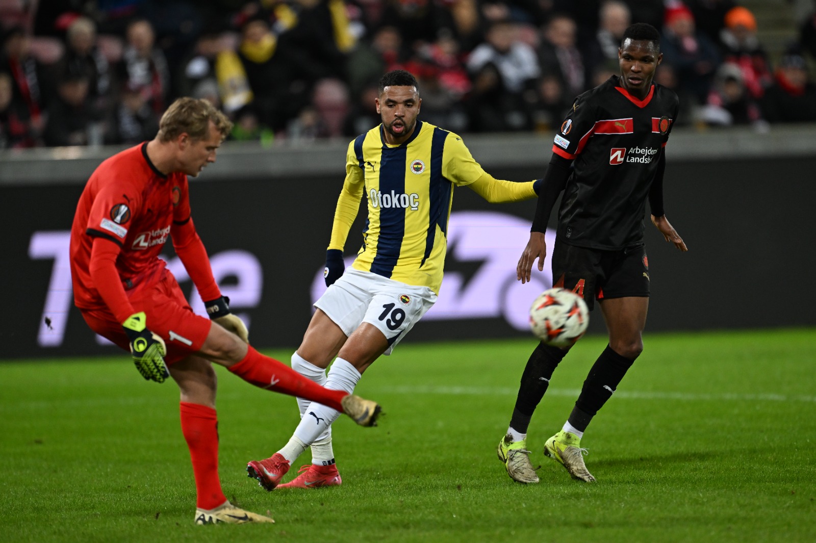 Mehmet Arslan: iKiNCi yarının hemen başında Dzeko’nun golü sonrası yine savunmaya çekildi Fenerbahçe. Savunmada bireysel hataların da önüne geçemediler. Hiç ders almamışçasına, ligde puan kaybettikleri maçların bir tekrarını da Danimarka’da yaşadılar. Bu takımın DNA’sına aykırı savunma futbolu. Ama öne geçtikleri her golden sonra topu rakibe bırakma alışkanlığından da vazgeçmiyorlar. Ve faturayı da epeyce yüksek ödüyorlar. (Hürriyet)