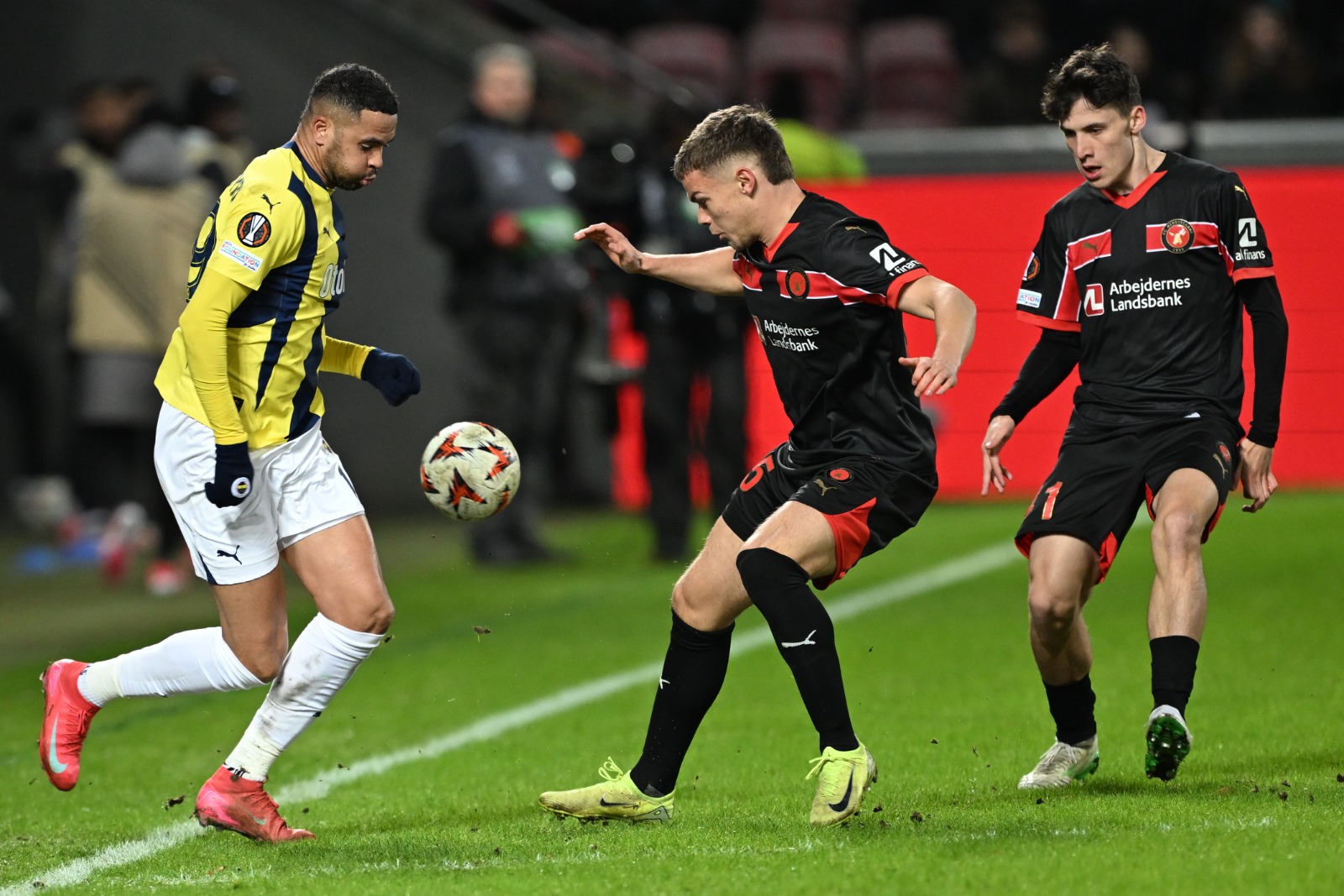 Melih Gümüşbıçak: Bu karşılaşma ile ilgili çok fazla konuşacak bir şey yok çünkü Fenerbahçe, Avrupa’da bundan sonra çok farklı bir takımla yola devam edecek. Kuşkusuz yeni transferlerle birlikte listeye yazılacak farklı isimlerle birlikte çok daha tehlikeli ve alternatifli bir takım olacak sarı lacivertliler. Ama Jose Mourinho ve Fenerbahçe’nin çözmesi gereken, ne kadar kaliteli ve geniş kadro olursa olsun yıldızlara bağlı ve onlar üzerinden okunan bir oyun değil de güçlü bir oyun ve formatla yol almak olmalı. (T24)