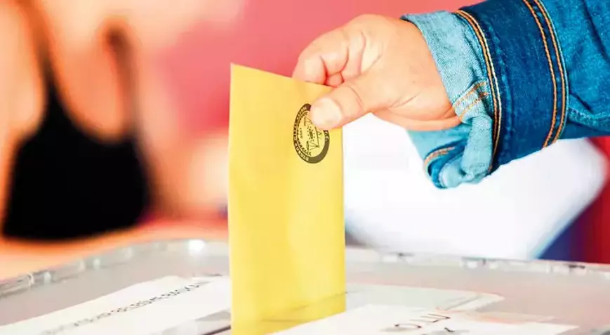 Ankette, katılımcılara Cumhurbaşkanlığı seçimi oy tercihlerinde çoklu seçenek de sunuldu. Buna göre; “Bu pazar bir Cumhurbaşkanlığı seçimi yapılacak olsa, oyunuzu kime verirsiniz” sorusu yöneltildi. Kararsızlar da dağıtıldıktan sonra sonuçlar şöyle…