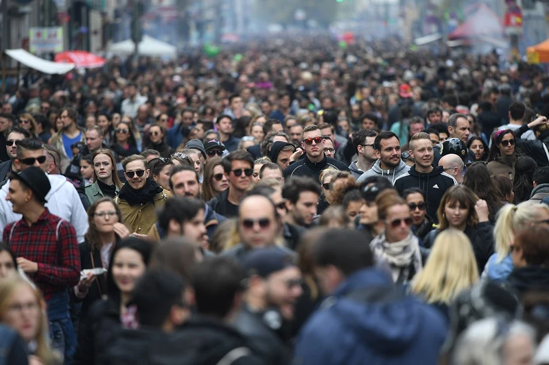 Türkiye İstatistik Kurumu (TÜİK), 2024 yılı Adrese Dayalı Nüfus Kayıt Sistemi verilerini açıkladı. Buna göre, Türkiye'deki yabancı nüfus 2023 yılına kıyasla 89 bin 996 kişi azalarak 1 milyon 480 bin 547 kişiye düştü. 