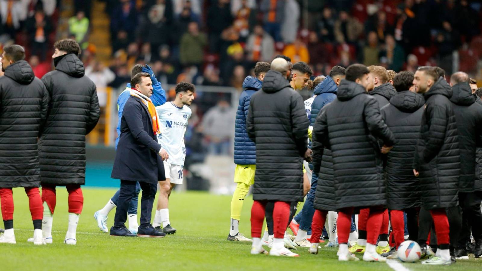 Adana Demirspor sahadan çekildi, spor yazarlarından ilk tepkiler