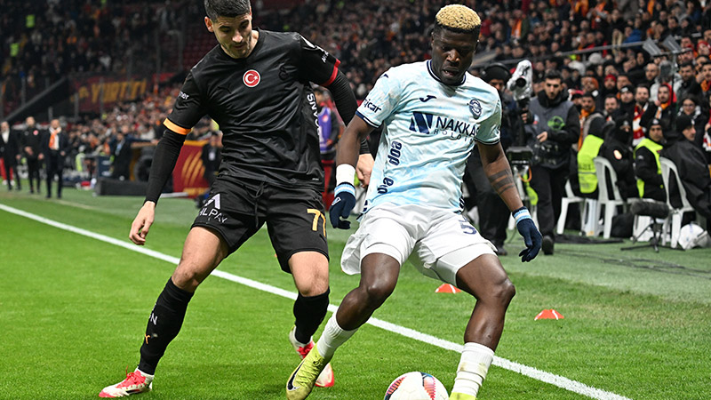 Erman Toroğlu - Sözcü: Beyler bakınız altını bin defa çizdim. Ben yabancı hakemle oynadım. Yabancı hakem liglerde tutmaz. VAR hiç tutmaz. Ama bir müddet getirelim dedik ama yine ama diyeceğim. Bunu İspanya, İtalya, Almanya ve İngiltere, dört büyük ligden gelirse kabul ederim. Herhalde tahmin ediyorum dün gece bu pozisyonda VAR tuvalete gitti. Ufak ihtiyacını yaptı desem olmayacak. Mutlak büyüğünü yaptı ki o büyük sahaya tesir etti ve etraf çok koktu. Böyle yöneticilerimiz olduğu müddetçe bizde tuz da kokar. Bana maç yazısında teknik, taktik diye saçma sapan şeyler sormayın. Alın size maç yazısı. Alayınızın gözlerinden öperim.