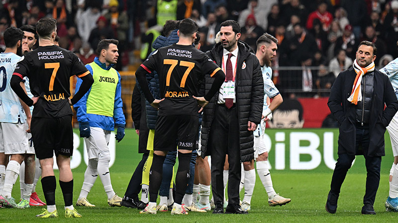 Bülent Timurlenk - Sabah: Evet pozisyon penaltı değil ama bu pozisyon sezon başından bu yana Adana Demirspor aleyhine çalınan ilk düdük değil. Bütün bunlar bir tiyatro diyerek bir sanat dalına ve emekçilerine hakaret edecek değilim. Adana Demirspor camiası, Sancak'tan bu kararın hesabını sormalı. MHK Başkanı ise sezon başından bu yana tüm rezaletlerin sorumlusu olup o koltukta oturmaya devam edecek.