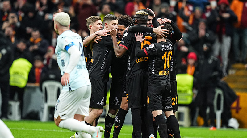 Uğur Meleke - Hürriyet: Türk futbolu maalesef birkaç zengin holigan iş adamının tekelinde. Bu durumu çözmenin tek yolu hür bir TFF seçimi. TFF delege yapısını değiştirmeden hür bir sistem oluşturamazsınız. Şu anda TFF başkanını sadece 300 küsür delege belirliyor. Delege sayısını 10 binler seviyesine çıkarmadan, futbolcuları, antrenörleri, hakemleri o kongreye katmadan, çok adaylı seçime imkan tanımadan bu sorunu çözemezsiniz