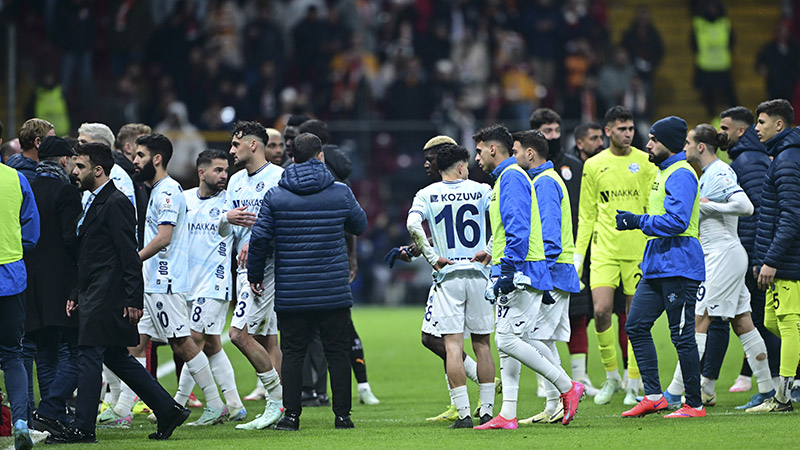 Fırat Aydınus - Hürriyet: Oğuzhan Çakır çok iyi bir triatloncu ve atlet olabilir ama daha önce de soylediğim gibi futbolu bilmiyor. Ha bu arada Danimarkalı VAR hakemi Jakob Alexander Sundberg de futboldan bihaber belli ki. Çakır’ı bu maça atayan MHK Başkanı Ferhat Gündoğdu’nun da bu tip karşılaşmaların ne havasını ne de ambiyansını bilmesi muhtemel değil zaten!